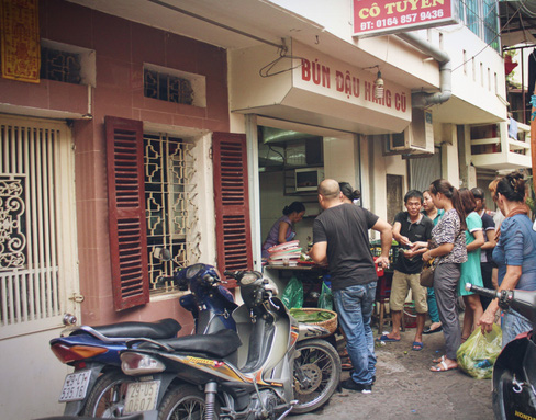 Những quán ăn &quot;không thể vội&quot; ở Hà Nội, đông nghịt người xếp hàng toàn món ngon trứ danh  - Ảnh 12.