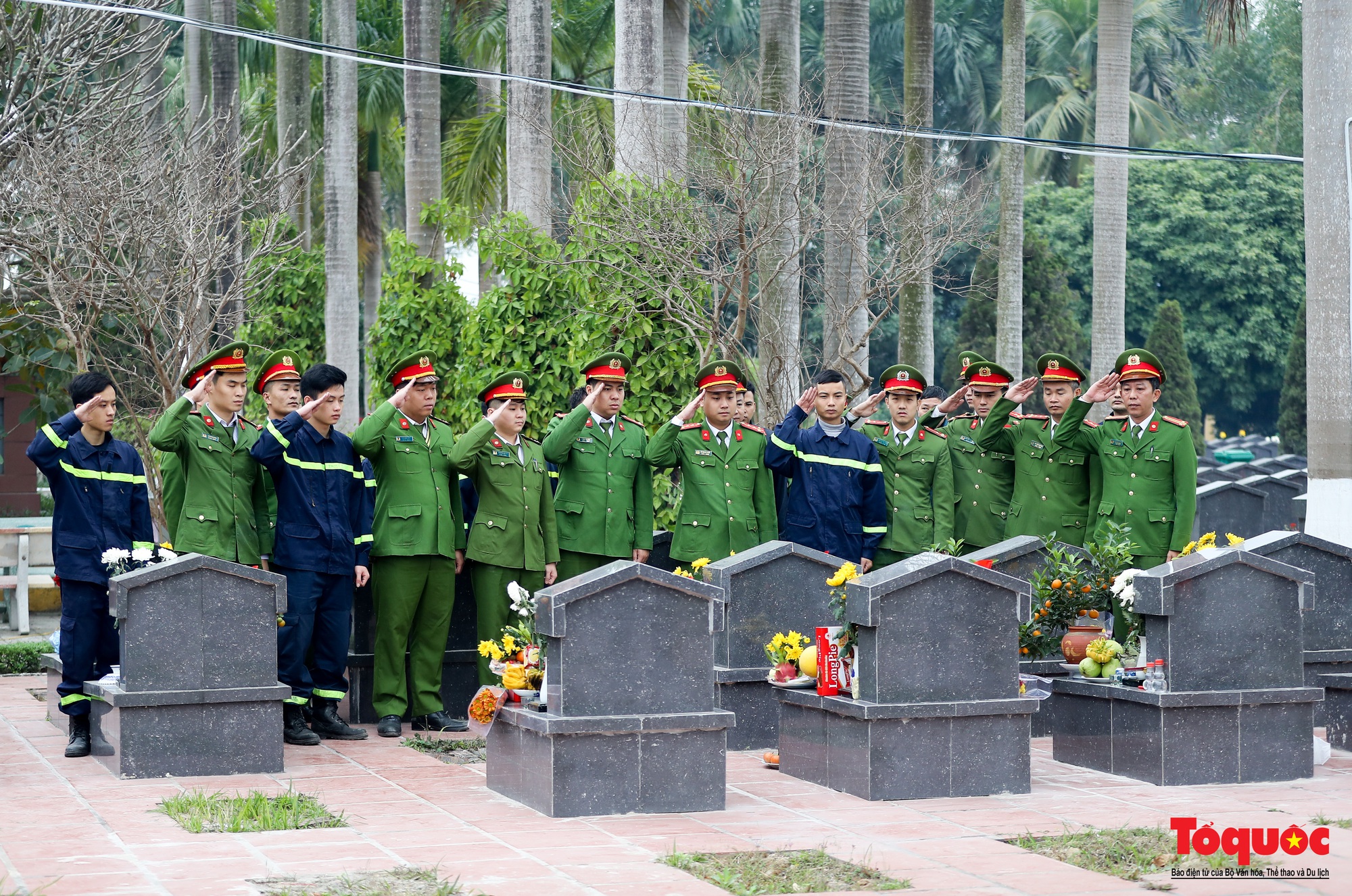 Bỏ &quot;lăng vòi&quot; chữa cháy, lính cứu hỏa trổ tài gói bánh chưng đón Tết - Ảnh 1.