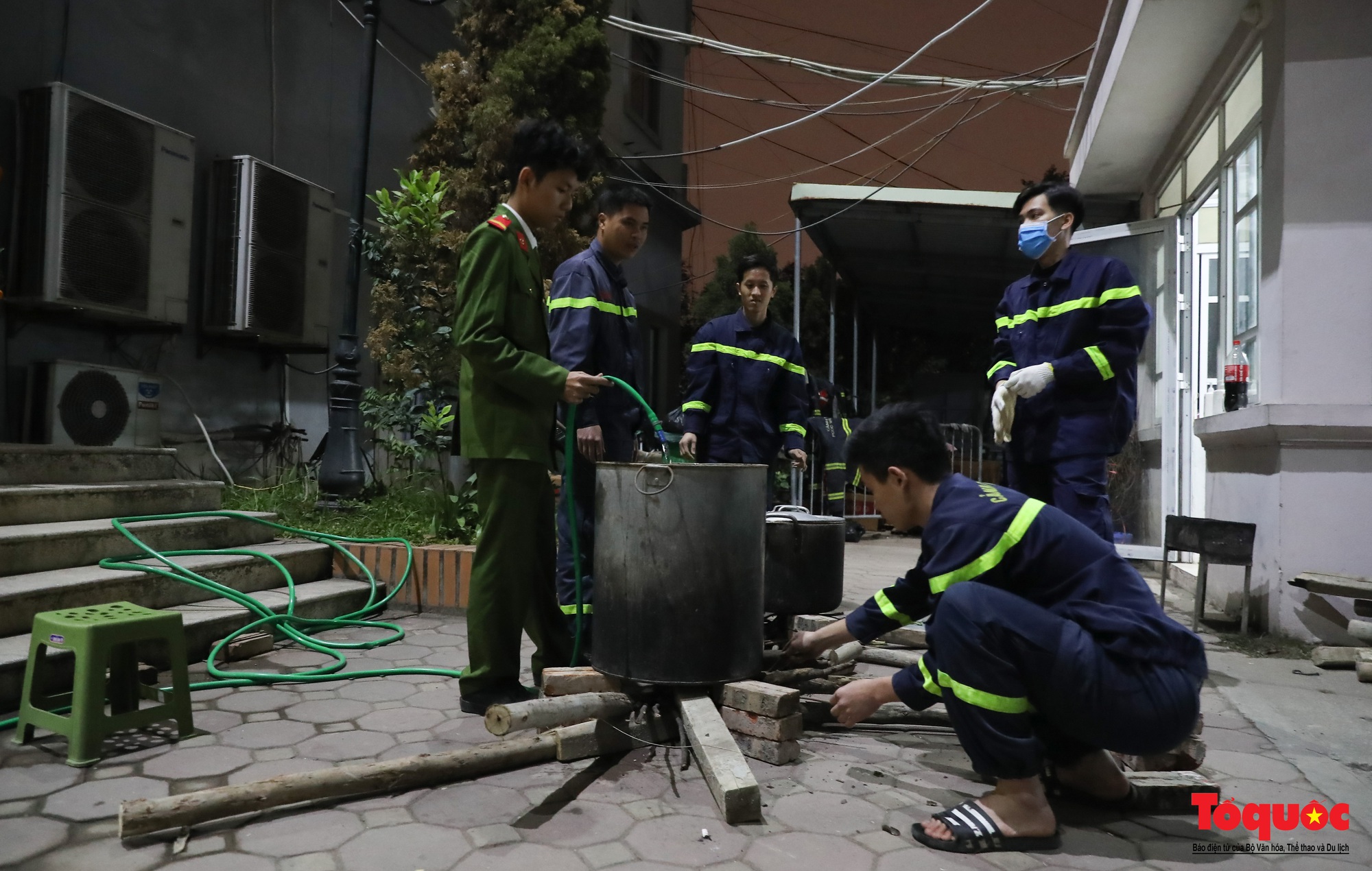 Bỏ &quot;lăng vòi&quot; chữa cháy, lính cứu hỏa trổ tài gói bánh chưng đón Tết - Ảnh 14.