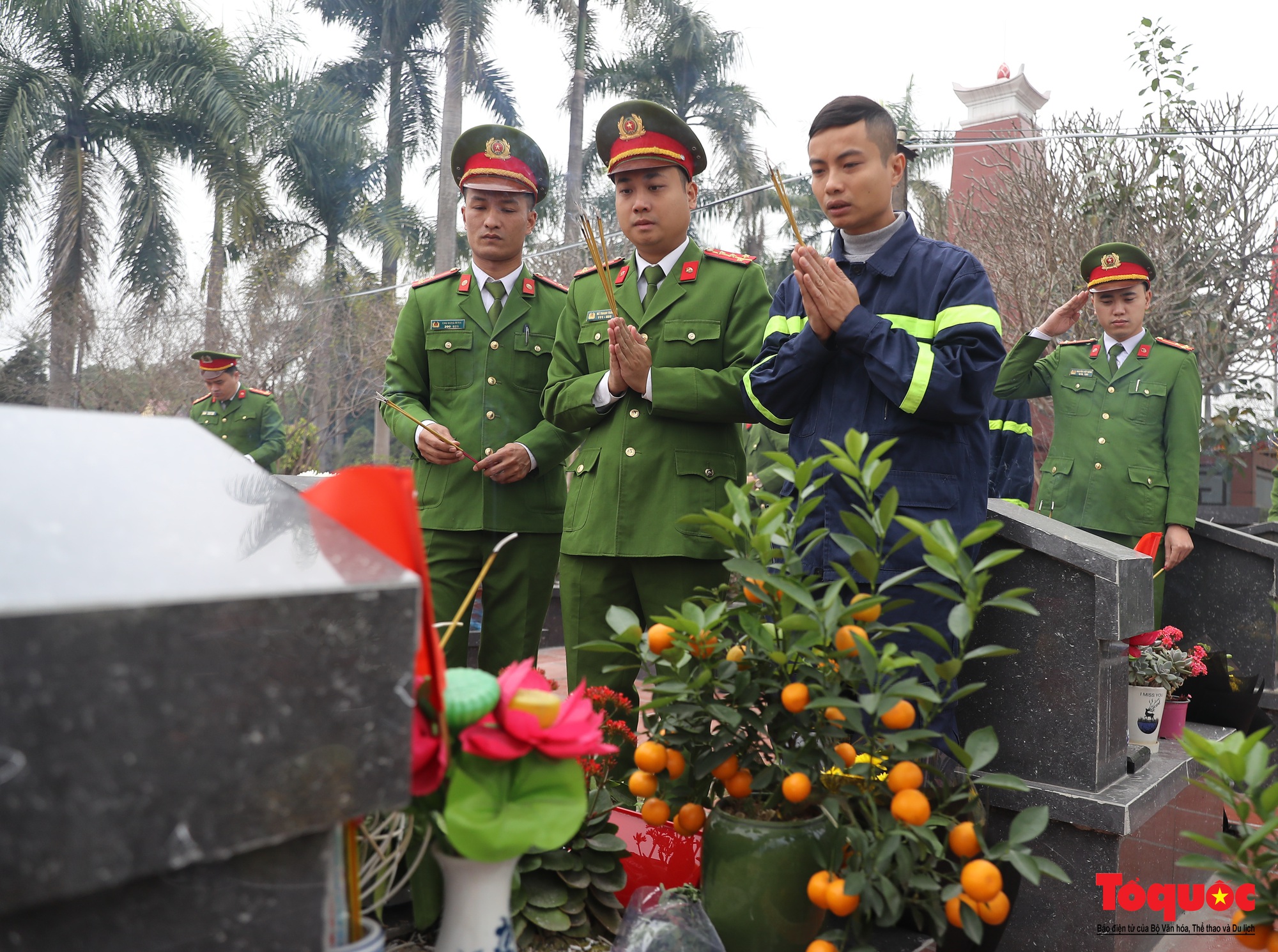 Bỏ &quot;lăng vòi&quot; chữa cháy, lính cứu hỏa trổ tài gói bánh chưng đón Tết - Ảnh 3.