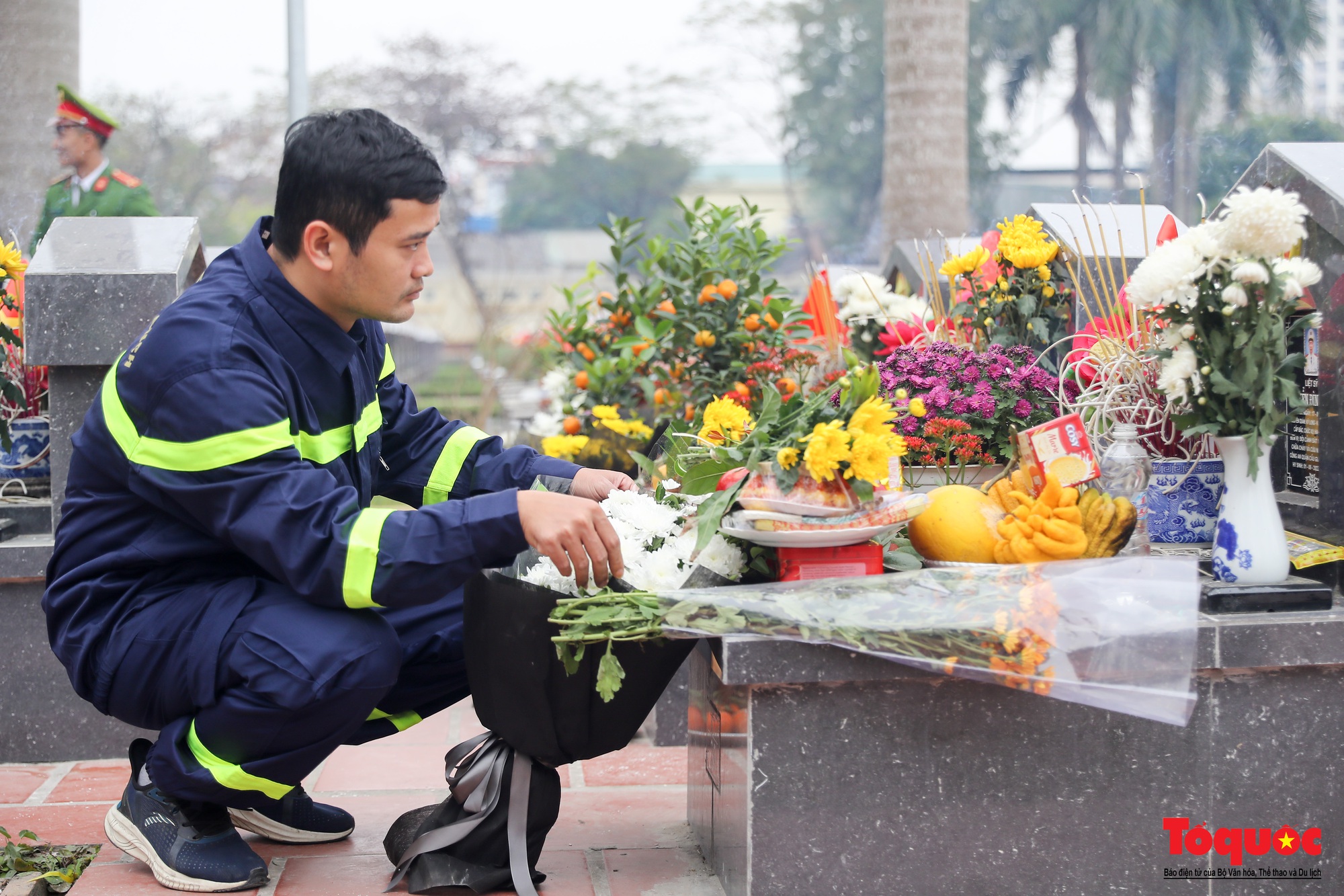 Bỏ &quot;lăng vòi&quot; chữa cháy, lính cứu hỏa trổ tài gói bánh chưng đón Tết - Ảnh 4.