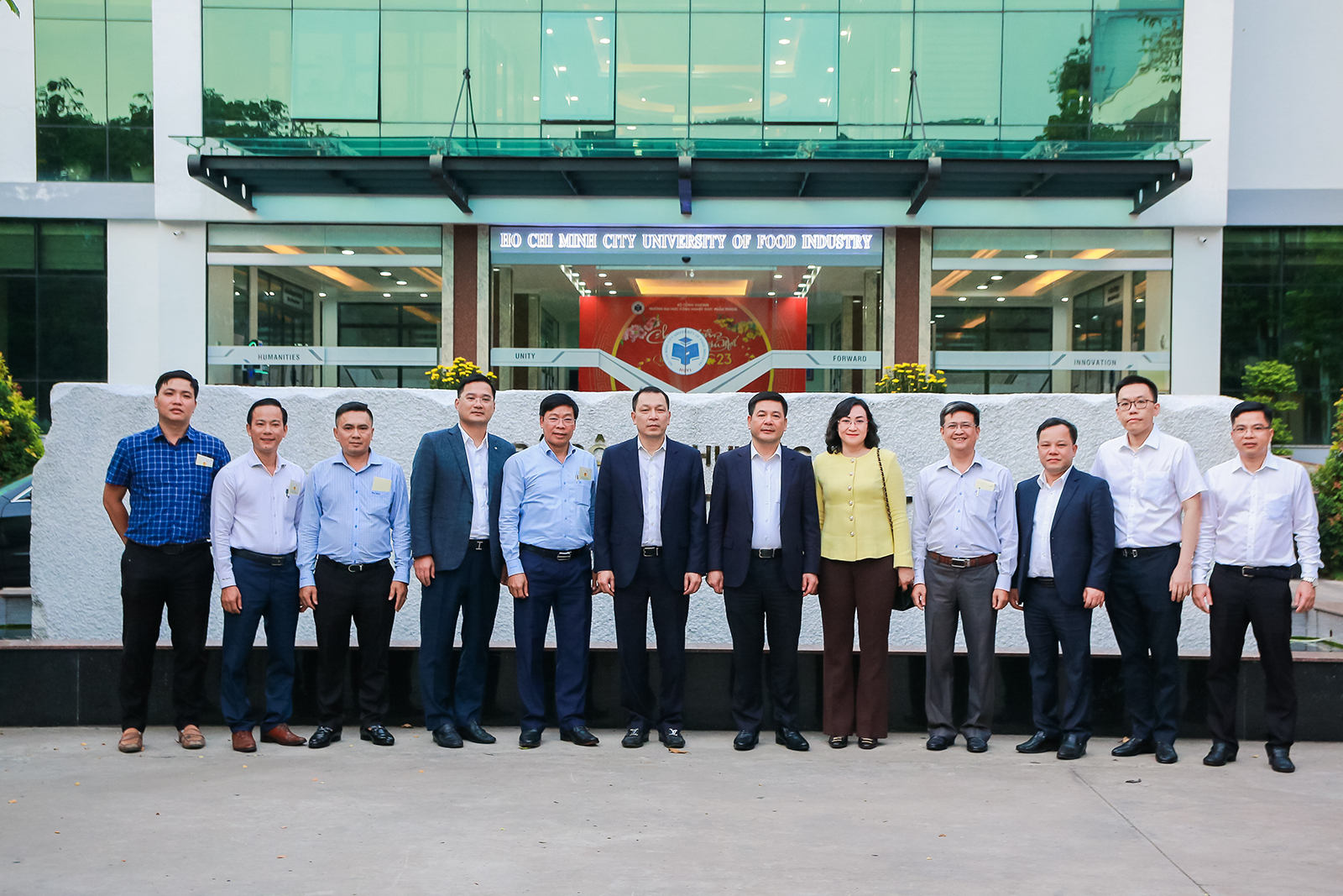 Bộ trưởng Bộ Công thương Nguyễn Hồng Diên thăm, chúc Tết Trường ĐH Công nghiệp Thực phẩm TP.HCM - Ảnh 4.
