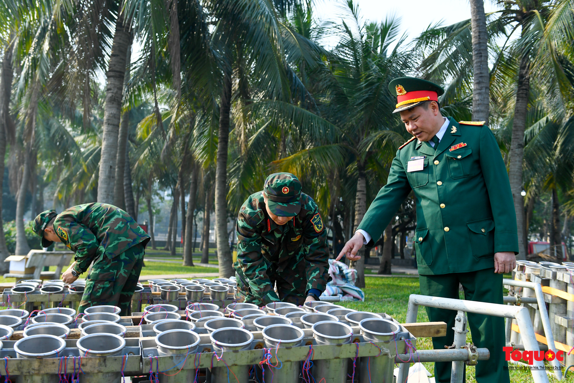 Hà Nội: Cận cảnh lắp đặt trận địa pháo hoa phục vụ đêm Giao thừa - Ảnh 3.