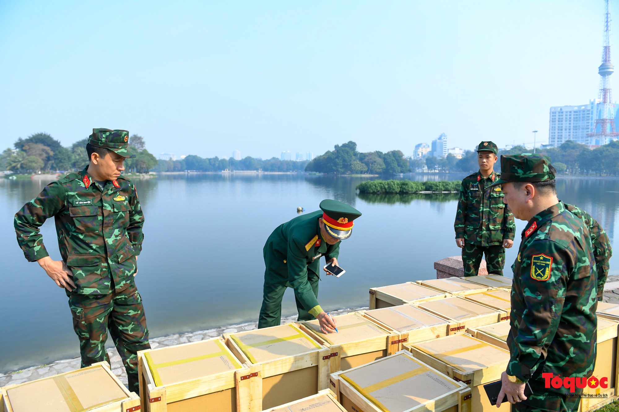 Hà Nội: Cận cảnh lắp đặt trận địa pháo hoa phục vụ đêm Giao thừa - Ảnh 2.