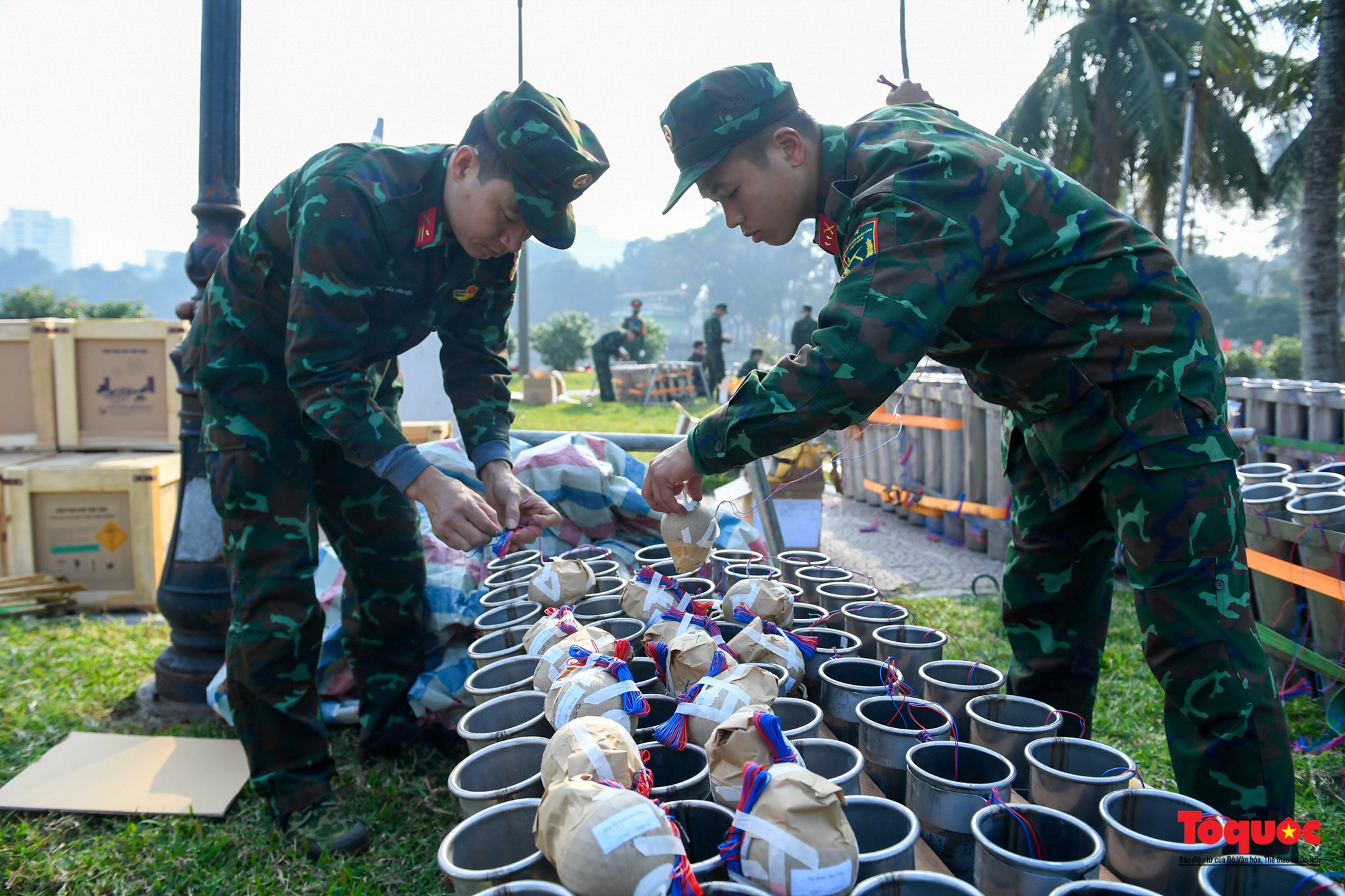 Hà Nội: Cận cảnh lắp đặt trận địa pháo hoa phục vụ đêm Giao thừa - Ảnh 5.