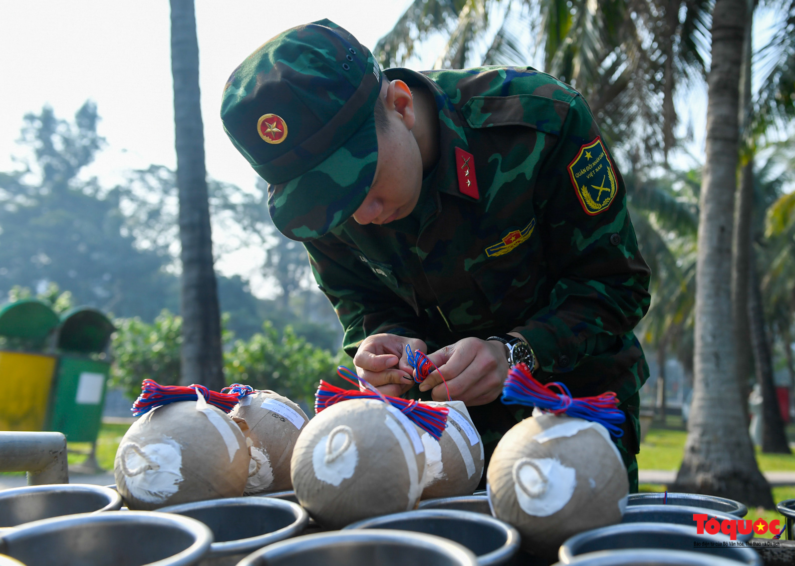 Hà Nội: Cận cảnh lắp đặt trận địa pháo hoa phục vụ đêm Giao thừa - Ảnh 7.