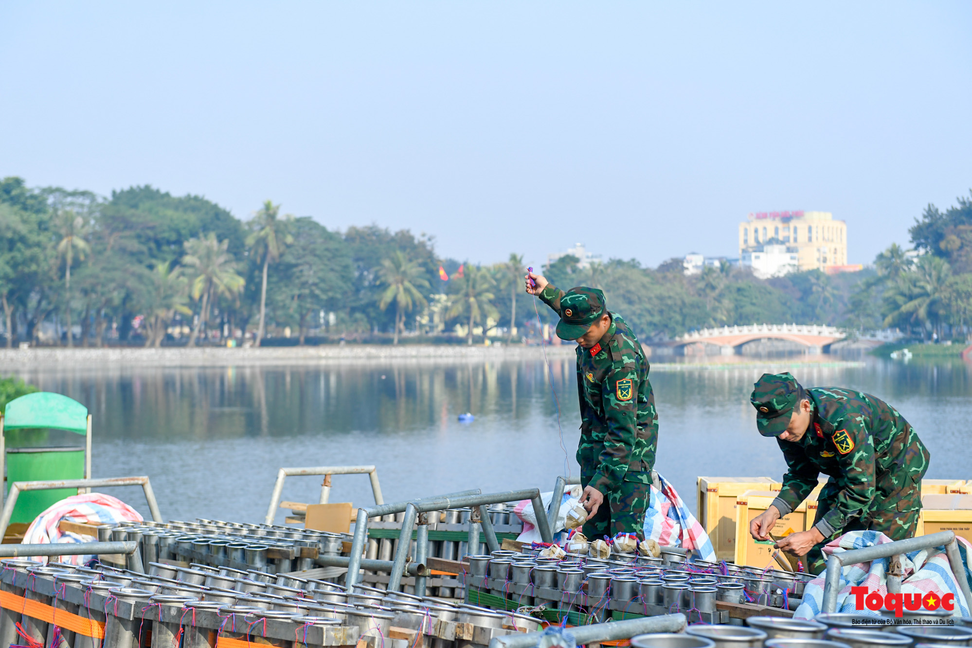 Hà Nội: Cận cảnh lắp đặt trận địa pháo hoa phục vụ đêm Giao thừa - Ảnh 1.