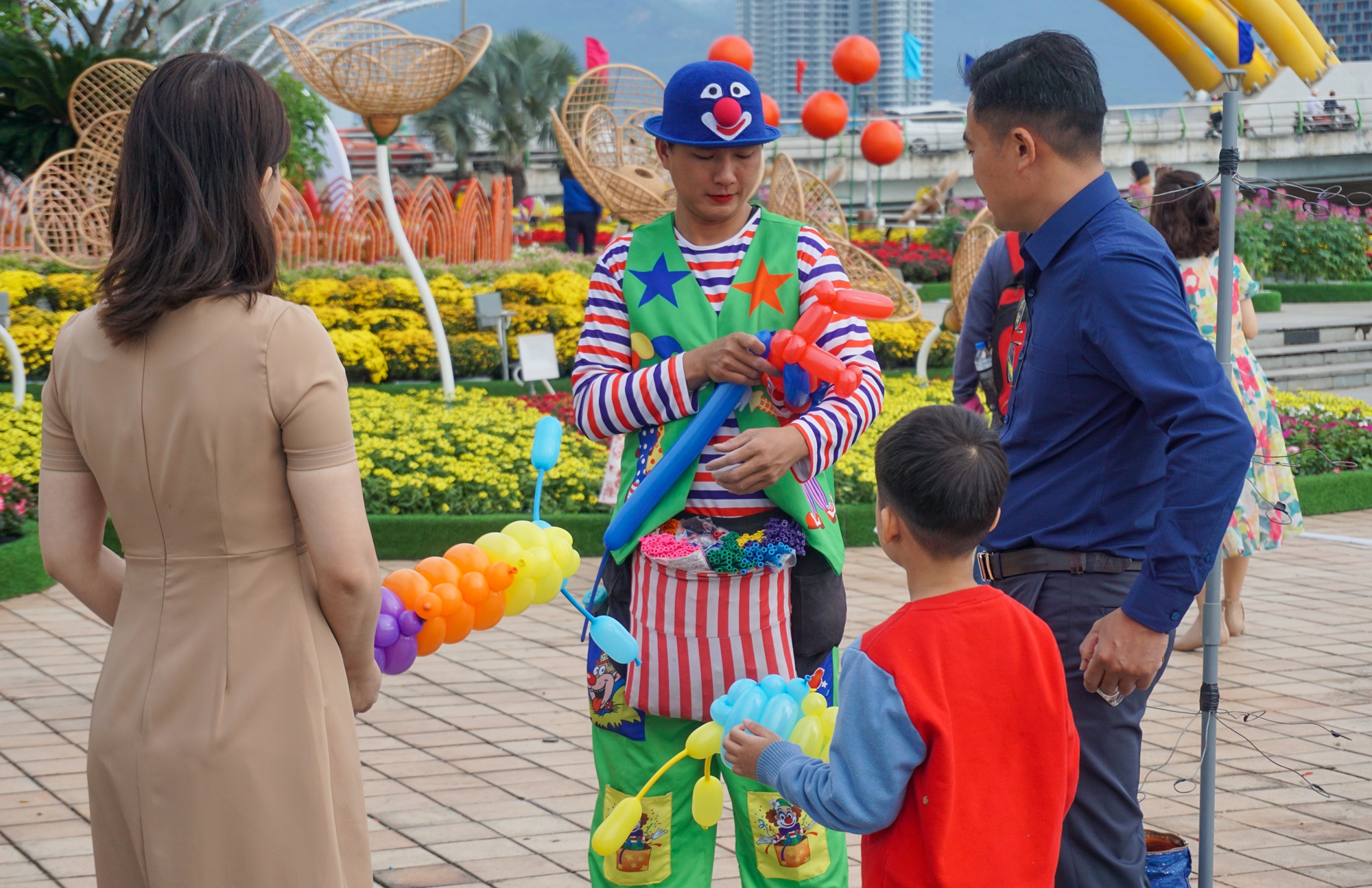 Người dân và du khách xúng xính áo dài check-in đường hoa Tết Đà Nẵng - Ảnh 15.