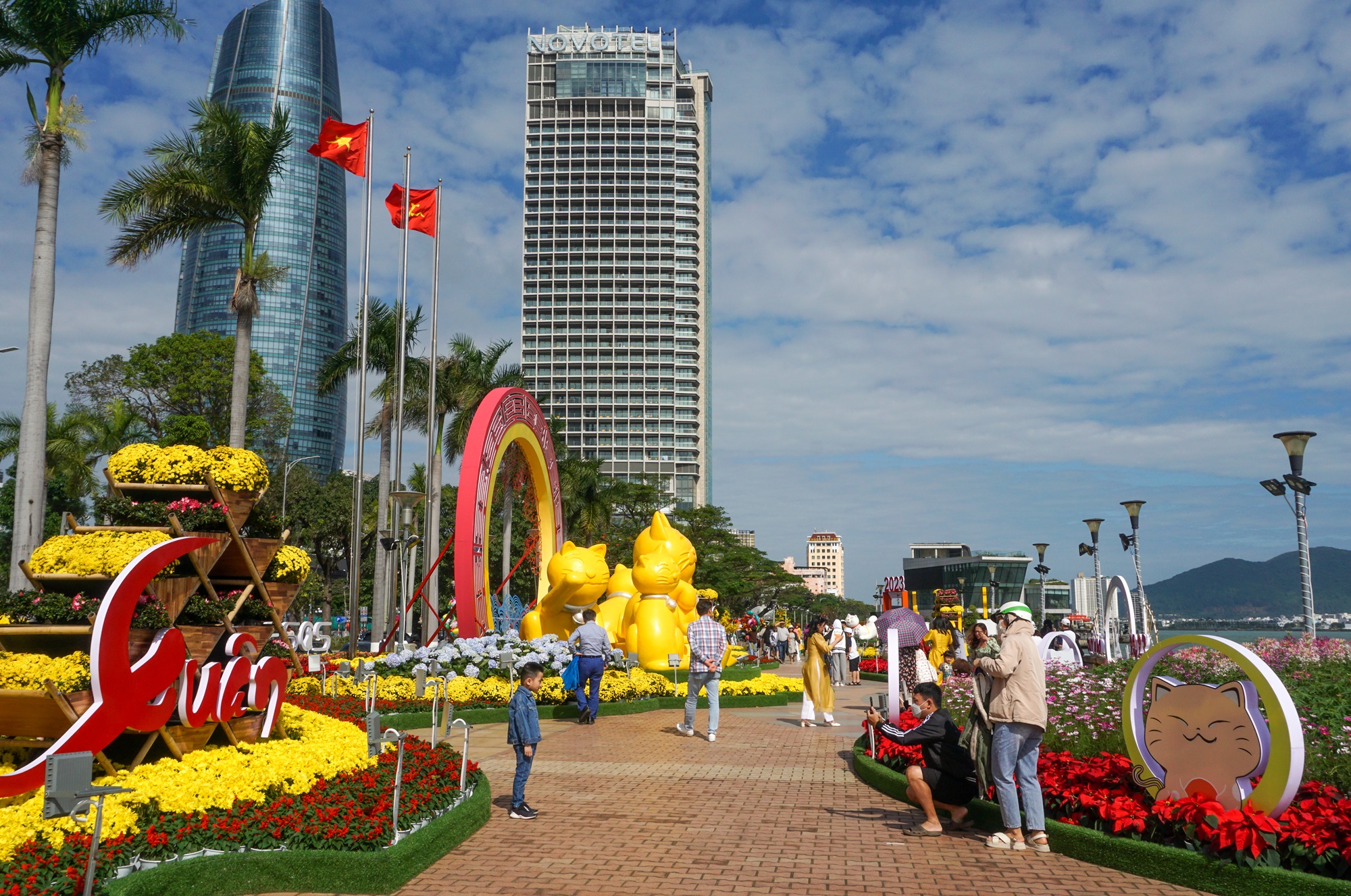 Người dân và du khách xúng xính áo dài check-in đường hoa Tết Đà Nẵng - Ảnh 11.