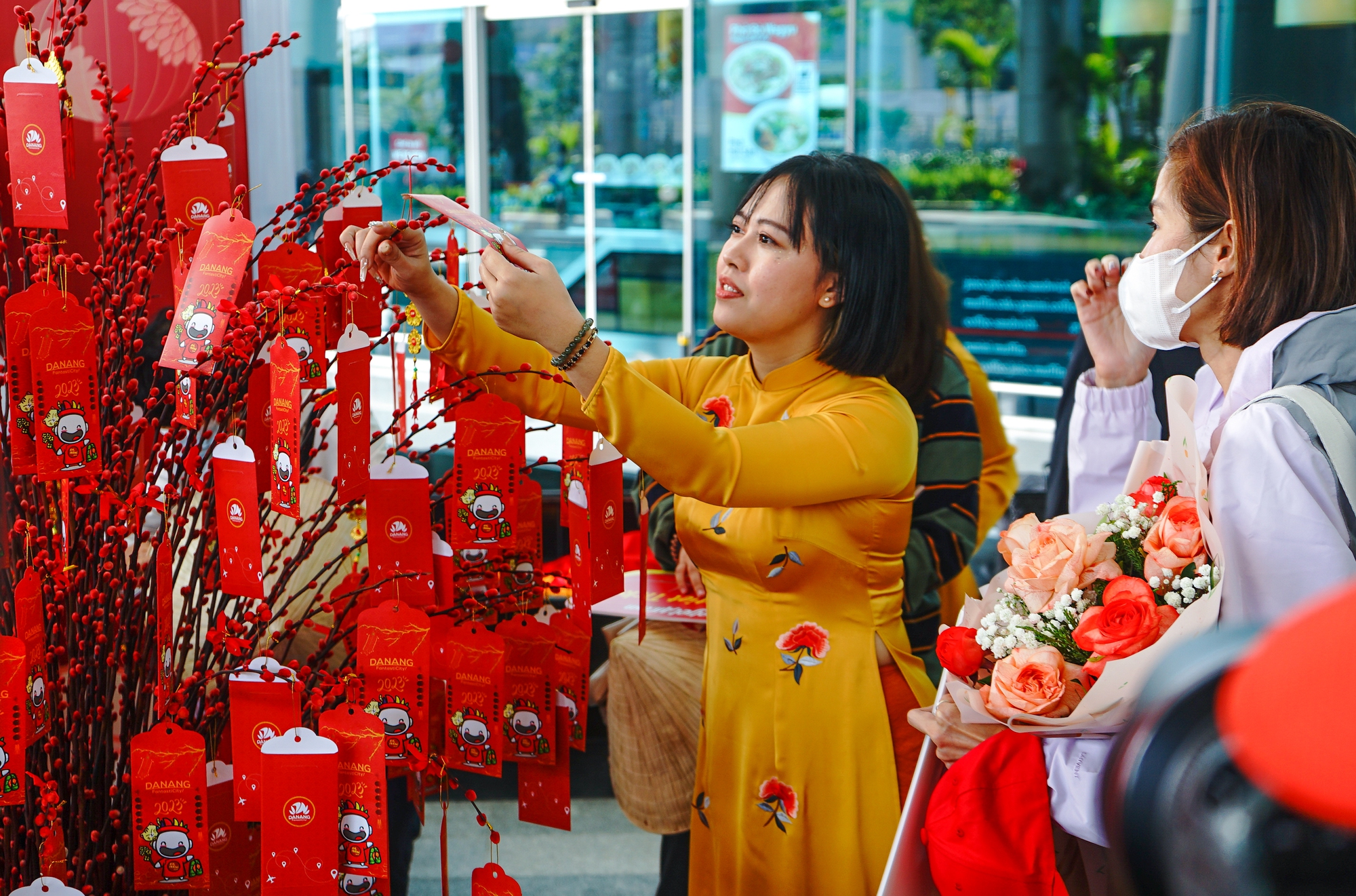 Du khách quốc tế hào hứng &quot;hái lộc đầu xuân&quot; tại sân bay Đà Nẵng - Ảnh 5.