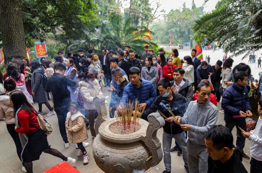 Hàng nghìn người dân đổ về Đền Hùng đi lễ ngày đầu năm - Ảnh 5.