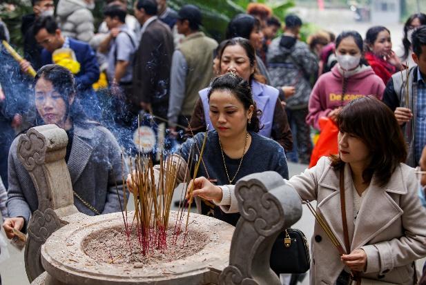 Hàng nghìn người dân đổ về Đền Hùng đi lễ ngày đầu năm - Ảnh 8.
