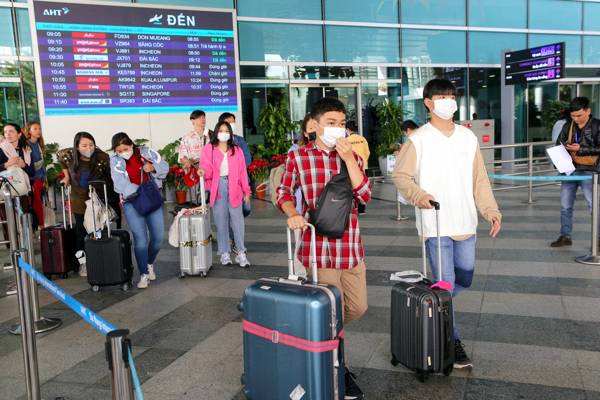 Du khách quốc tế hào hứng &quot;hái lộc đầu xuân&quot; tại sân bay Đà Nẵng - Ảnh 1.