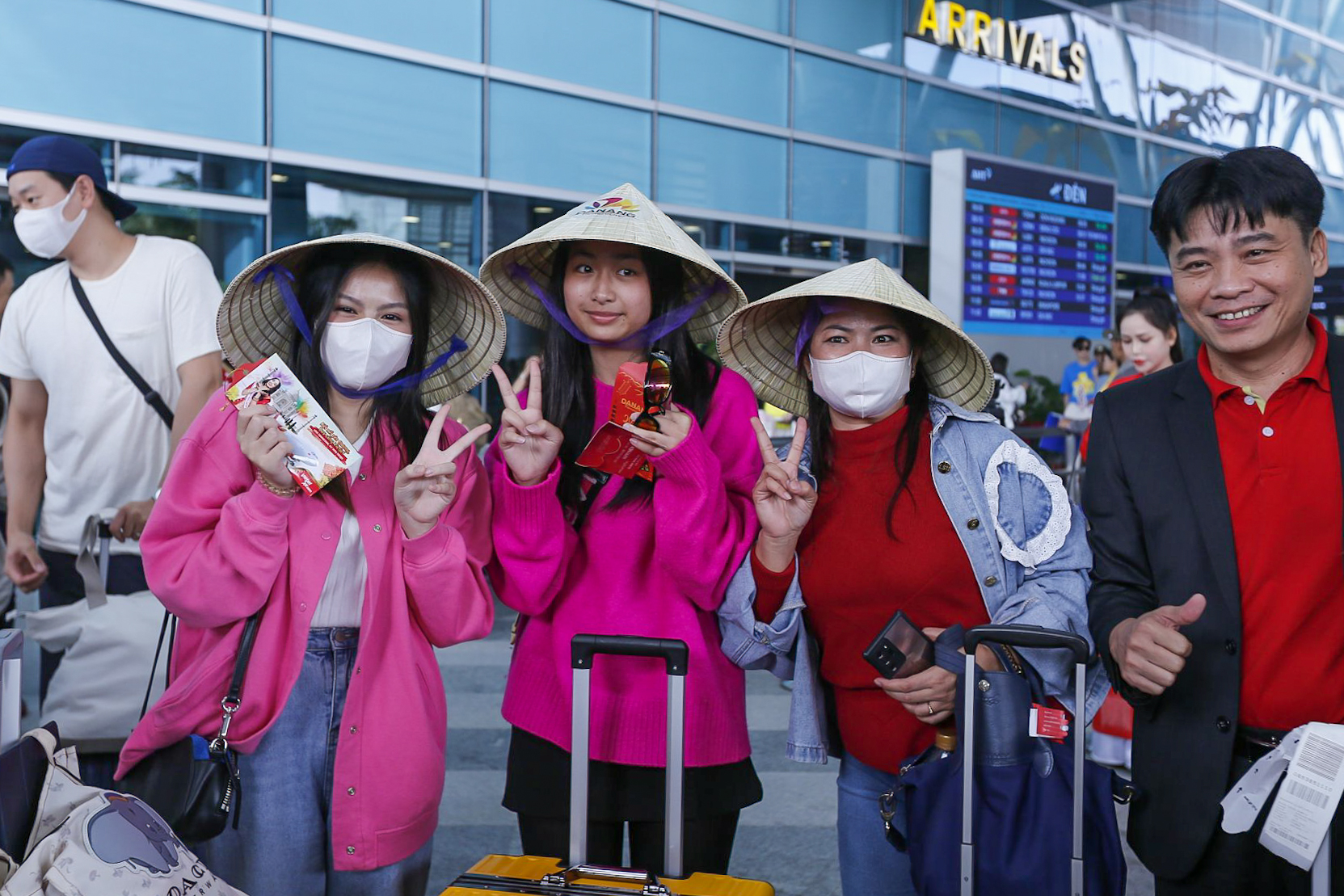 Du khách quốc tế hào hứng &quot;hái lộc đầu xuân&quot; tại sân bay Đà Nẵng - Ảnh 8.