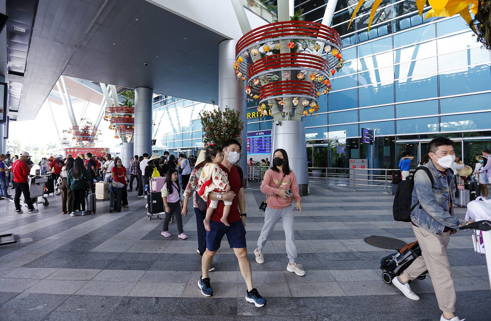 Du khách quốc tế hào hứng &quot;hái lộc đầu xuân&quot; tại sân bay Đà Nẵng - Ảnh 3.