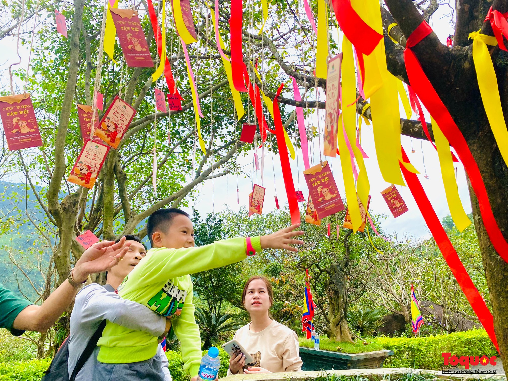 Du khách thích thú hái lộc đầu năm tại lễ hội Đền Thần Tài - Ảnh 14.