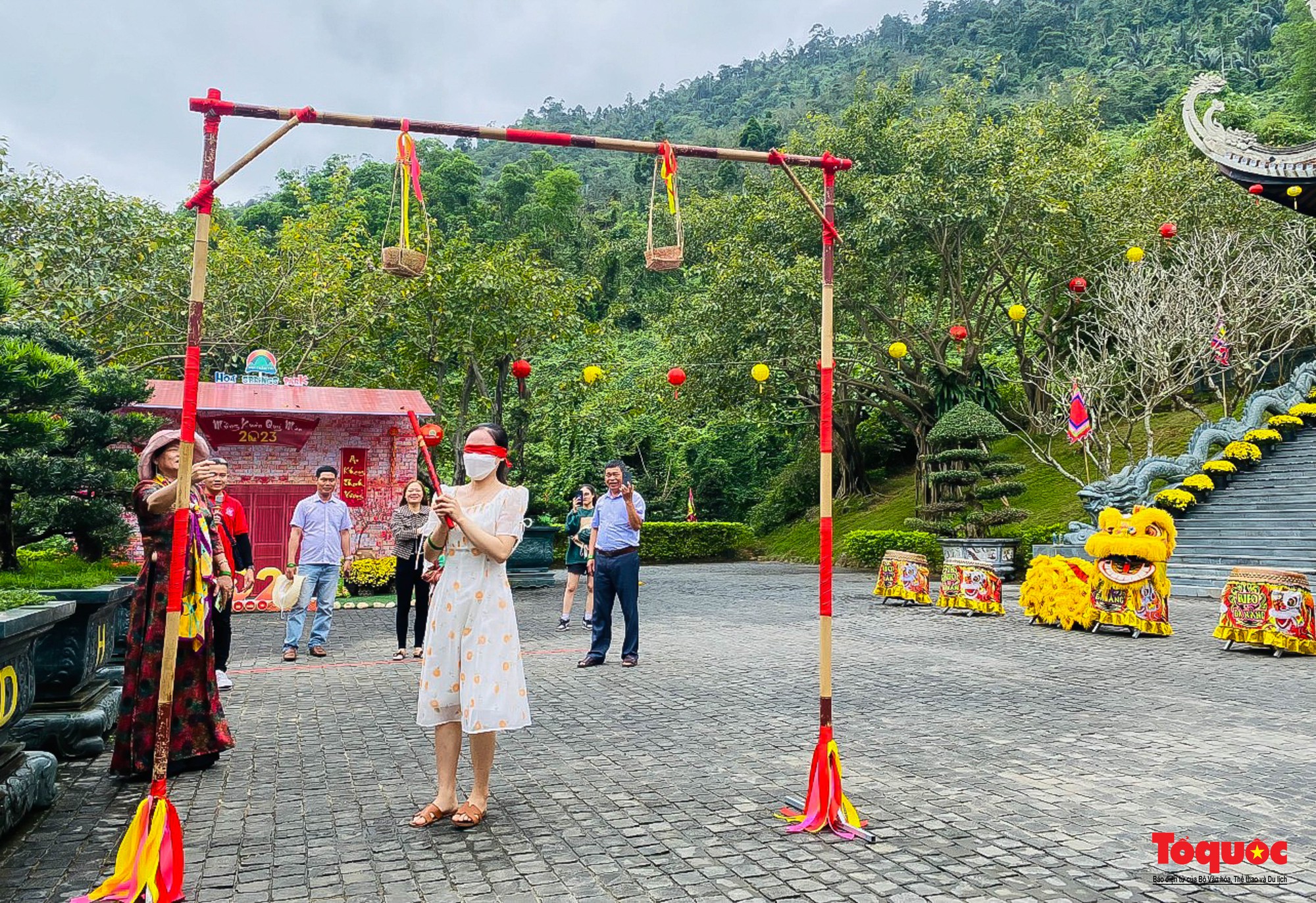 Du khách thích thú hái lộc đầu năm tại lễ hội Đền Thần Tài - Ảnh 6.