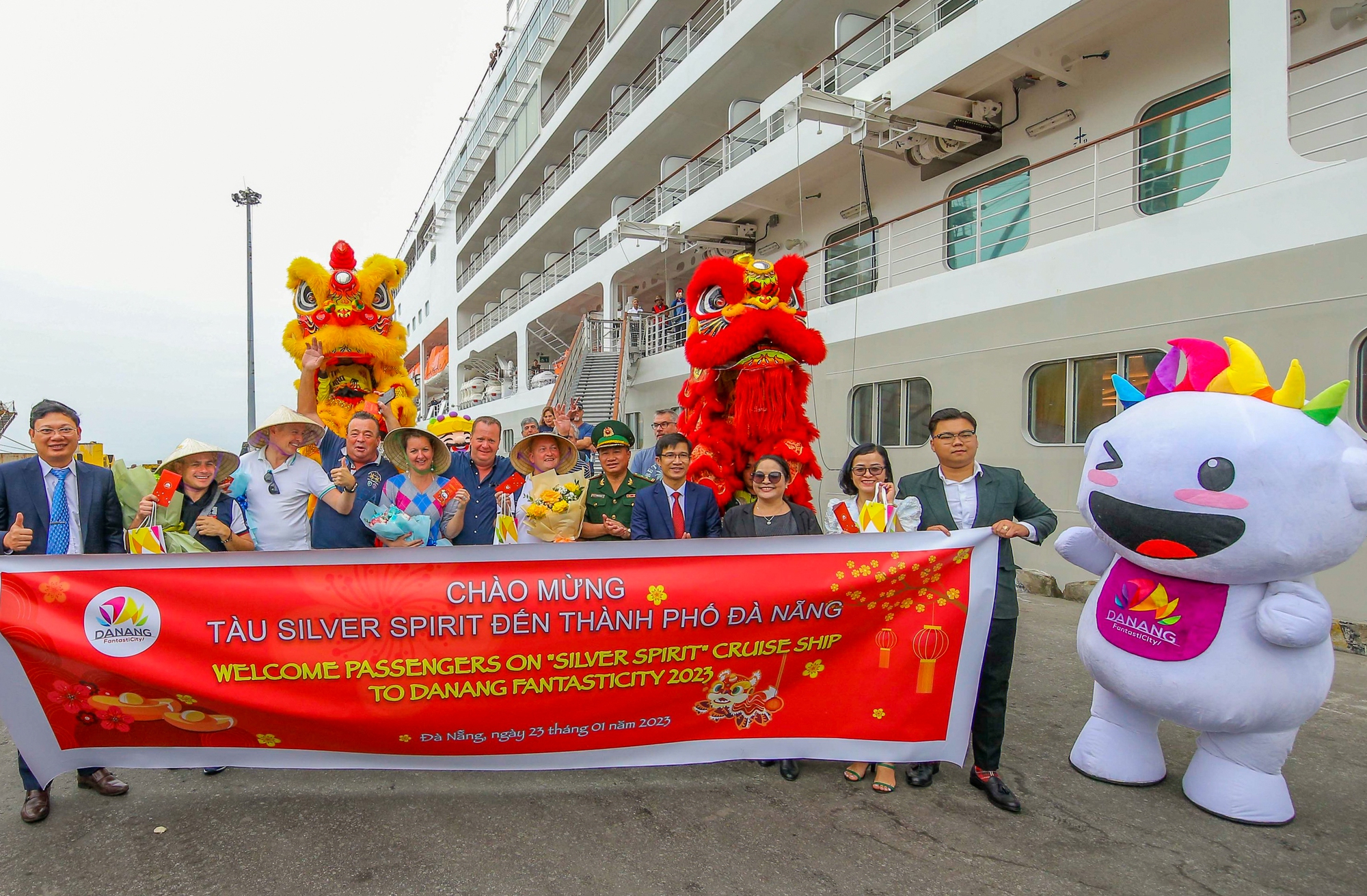 Siêu du thuyền quốc tế chở hơn 400 khách &quot;đại gia&quot; xông đất Đà Nẵng - Ảnh 8.