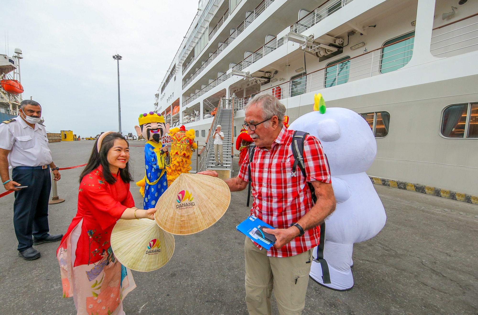 Siêu du thuyền quốc tế chở hơn 400 khách &quot;đại gia&quot; xông đất Đà Nẵng - Ảnh 5.