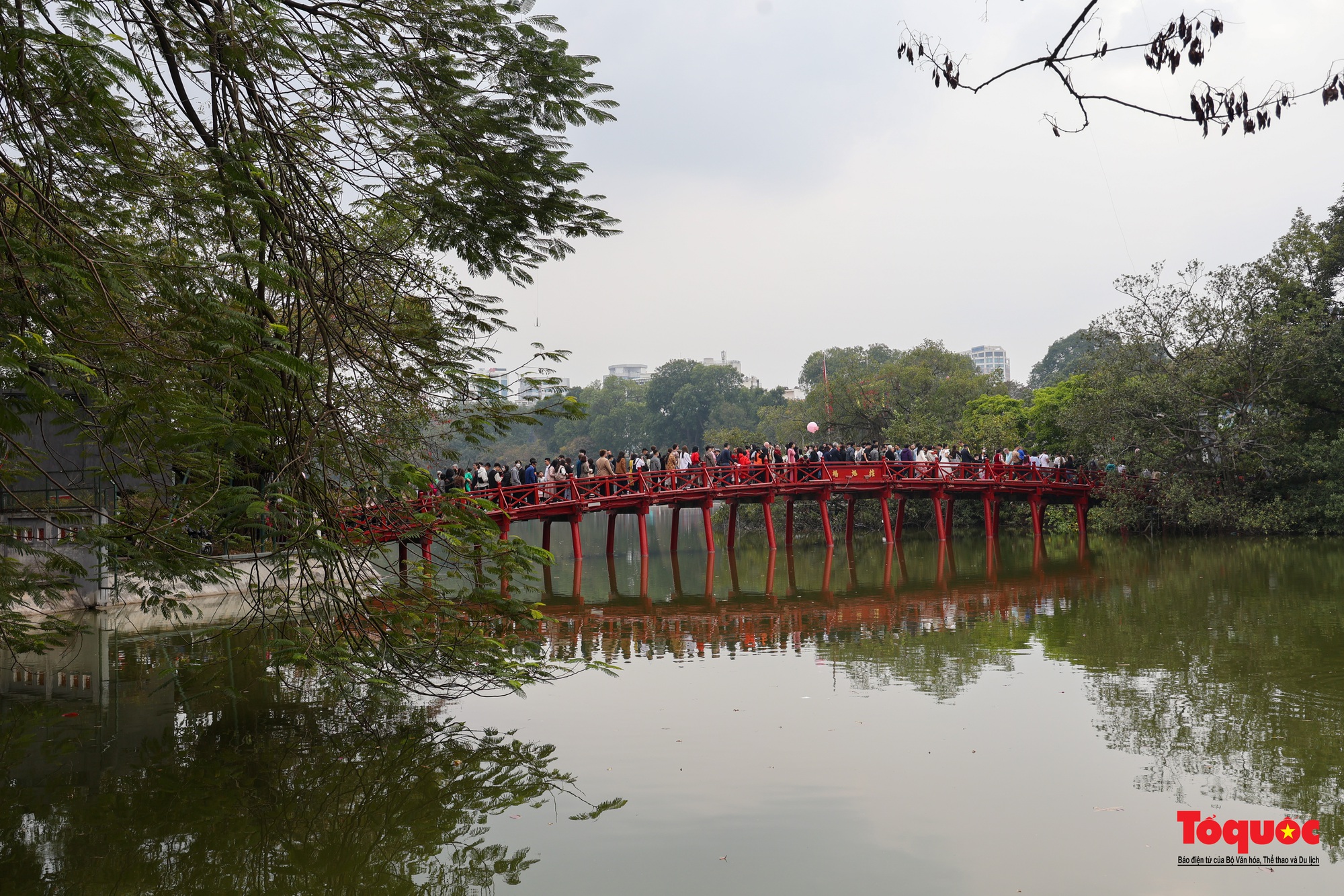 Hồ Gươm, phố cổ Hà Nội đông nghịt khách du Xuân - Ảnh 16.