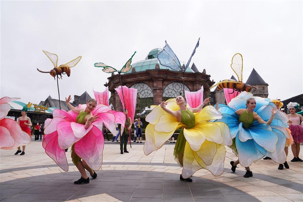 Xuất hành đầu năm, đông đảo du khách đến Bà Nà dự Lễ hội Vạn sắc hoa xuân - Ảnh 8.