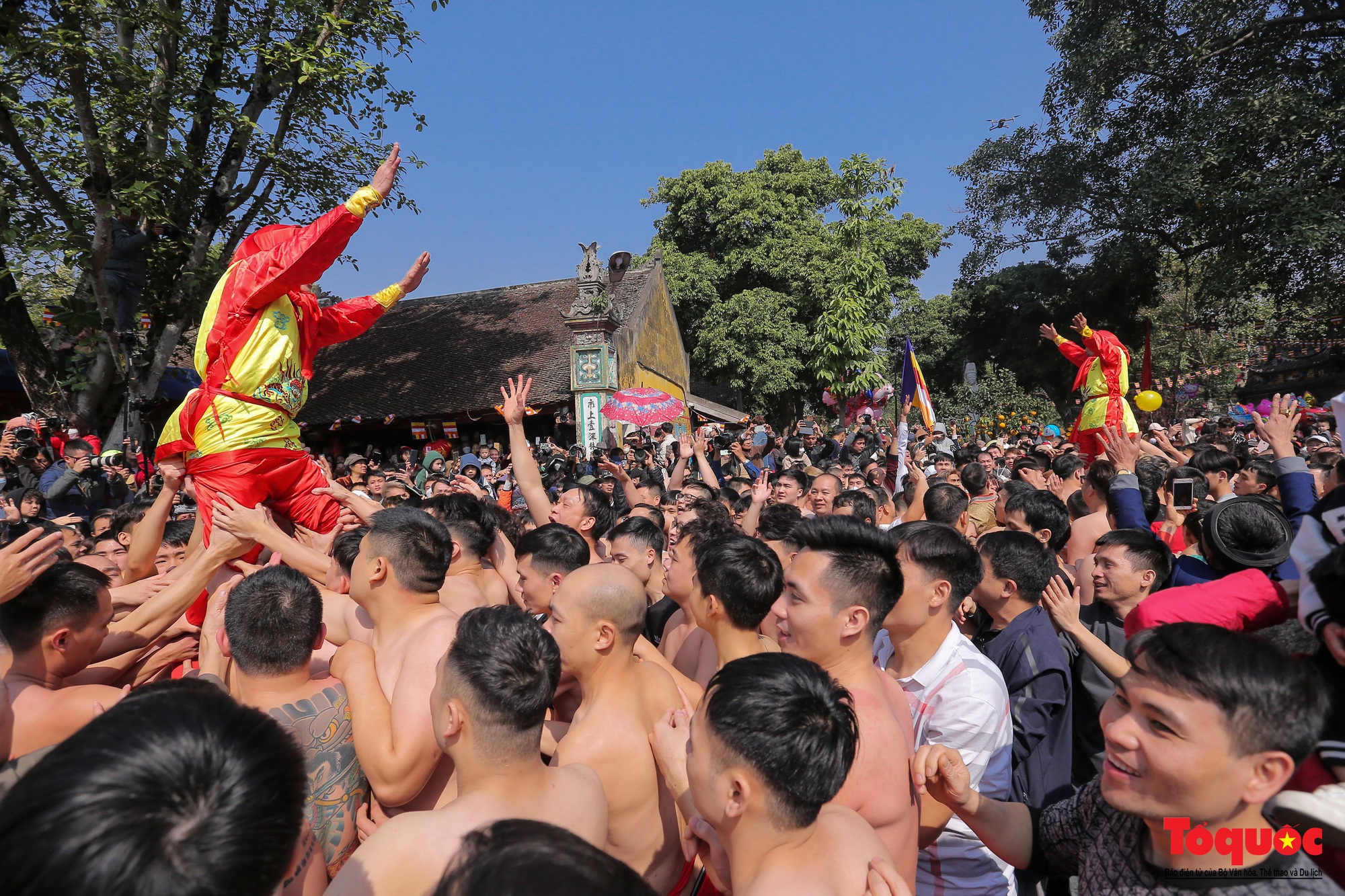 Tưng bừng, rộn ràng lễ hội rước pháo khổng lồ ở làng Đồng Kỵ - Ảnh 14.