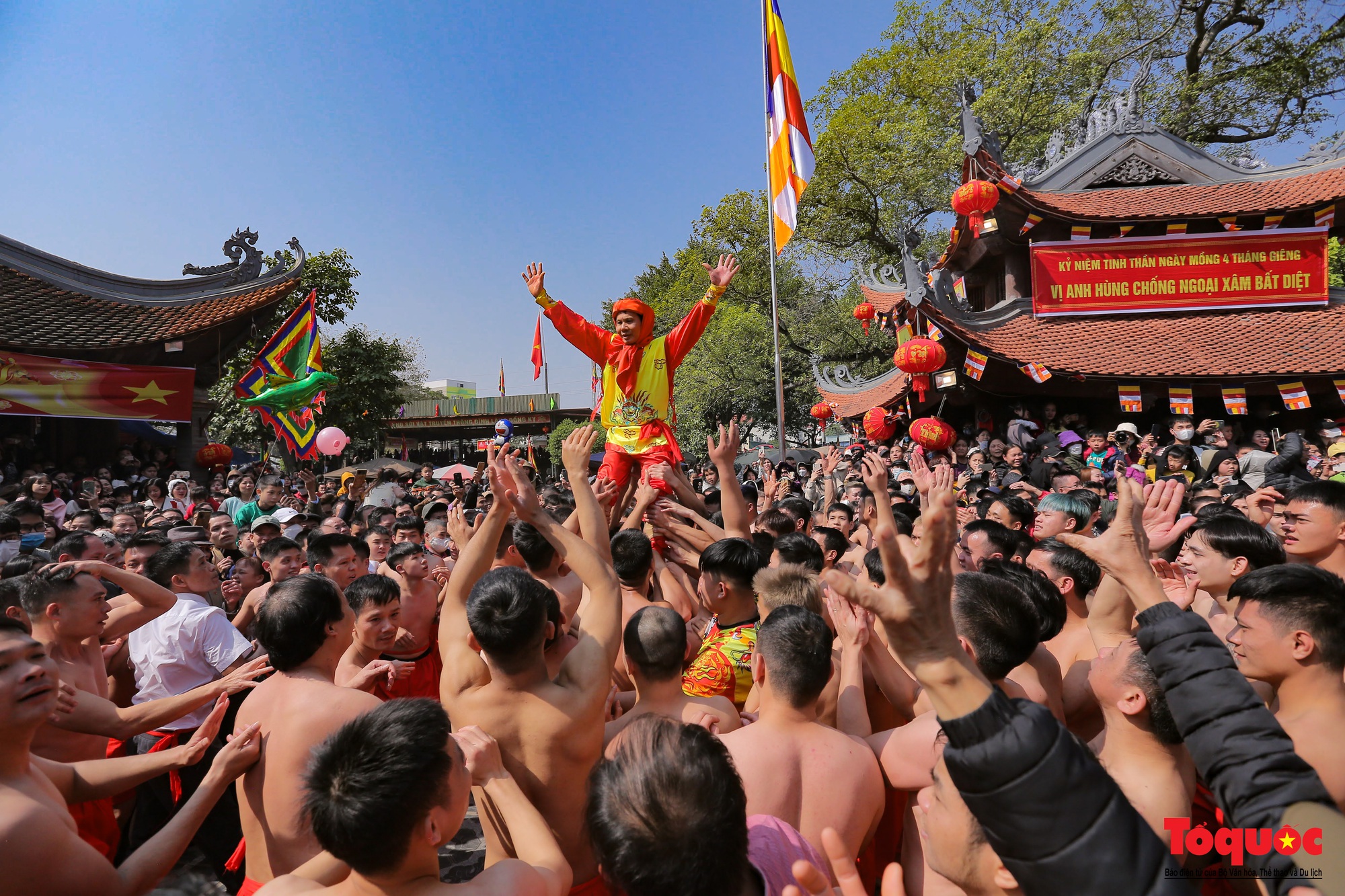 Tưng bừng, rộn ràng lễ hội rước pháo khổng lồ ở làng Đồng Kỵ - Ảnh 13.