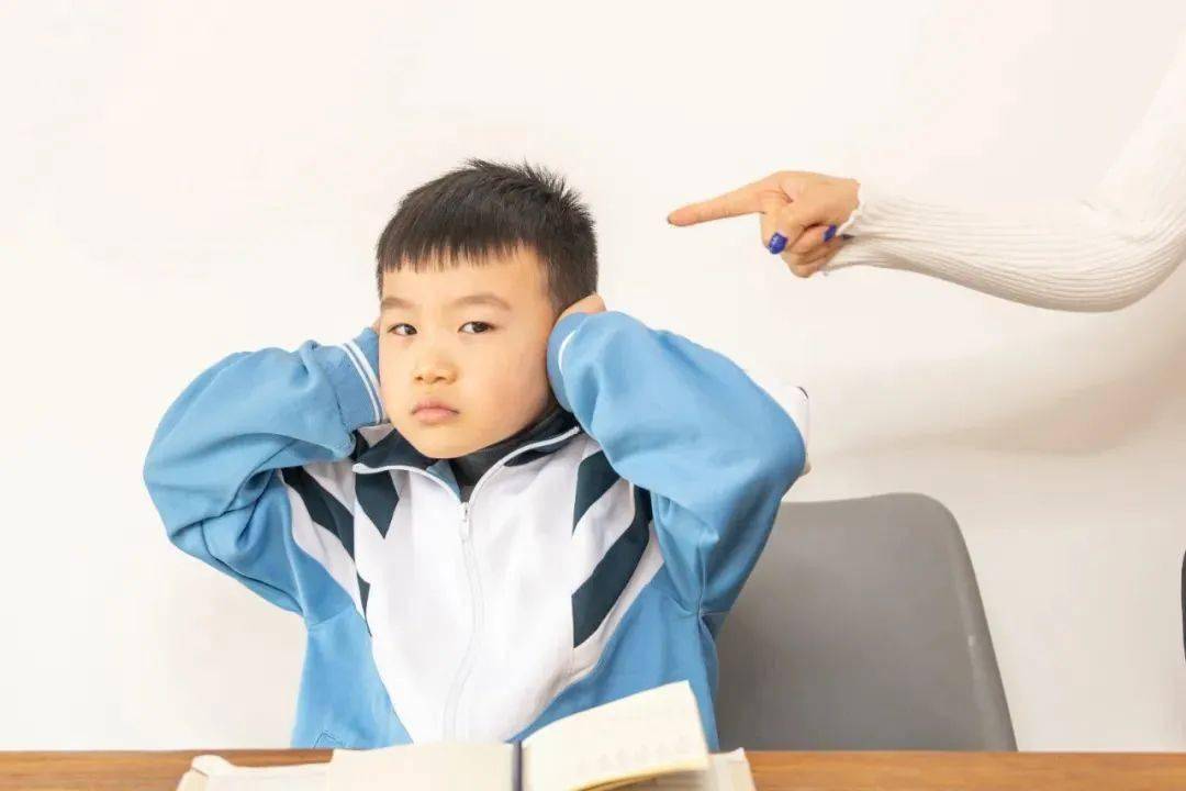 "Tại sao trẻ càng lớn càng ít nói chuyện với cha mẹ?" – Dấu hiệu khẩn cấp nhưng nhiều người tưởng là điều đương nhiên - Ảnh 1. "Tại sao trẻ càng lớn càng ít nói chuyện với cha mẹ?" – Dấu hiệu khẩn cấp nhưng nhiều người tưởng là điều đương nhiên - Ảnh 1.