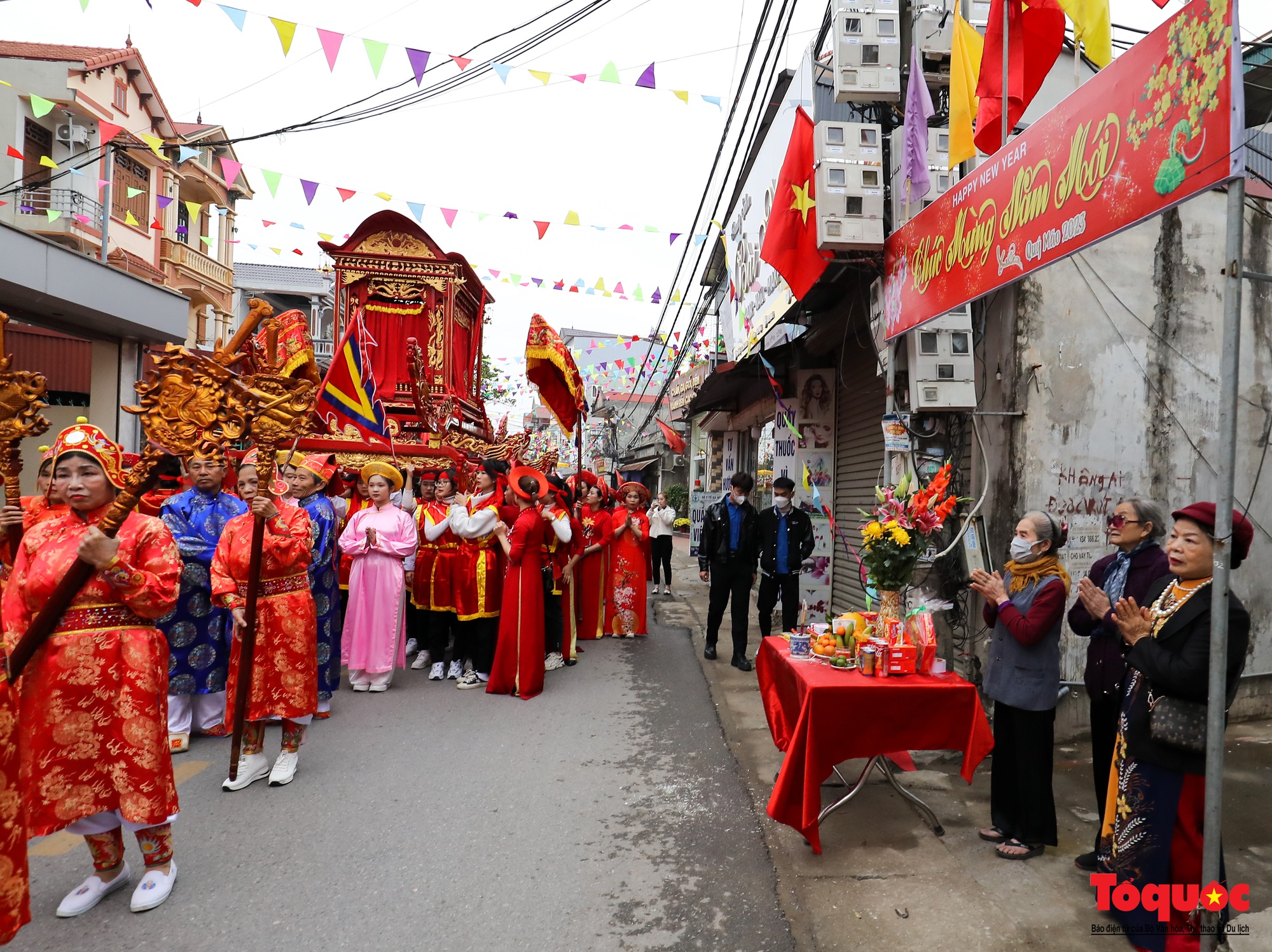 Hà Nội: Hàng ngàn người tham dự rước kiệu Bà tại Lễ hội đền Hai Bà Trưng - Ảnh 11.