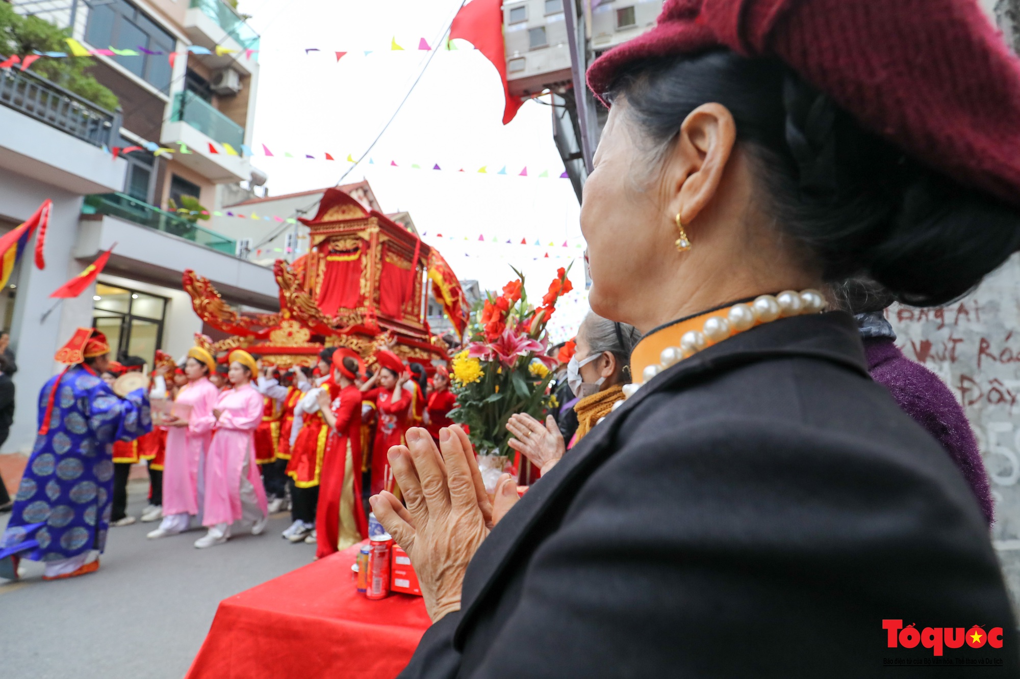 Hà Nội: Hàng ngàn người tham dự rước kiệu Bà tại Lễ hội đền Hai Bà Trưng - Ảnh 15.