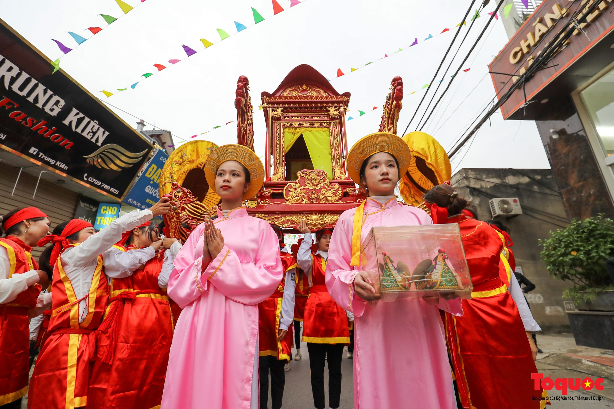 Hà Nội: Hàng ngàn người tham dự rước kiệu Bà tại Lễ hội đền Hai Bà Trưng - Ảnh 8.