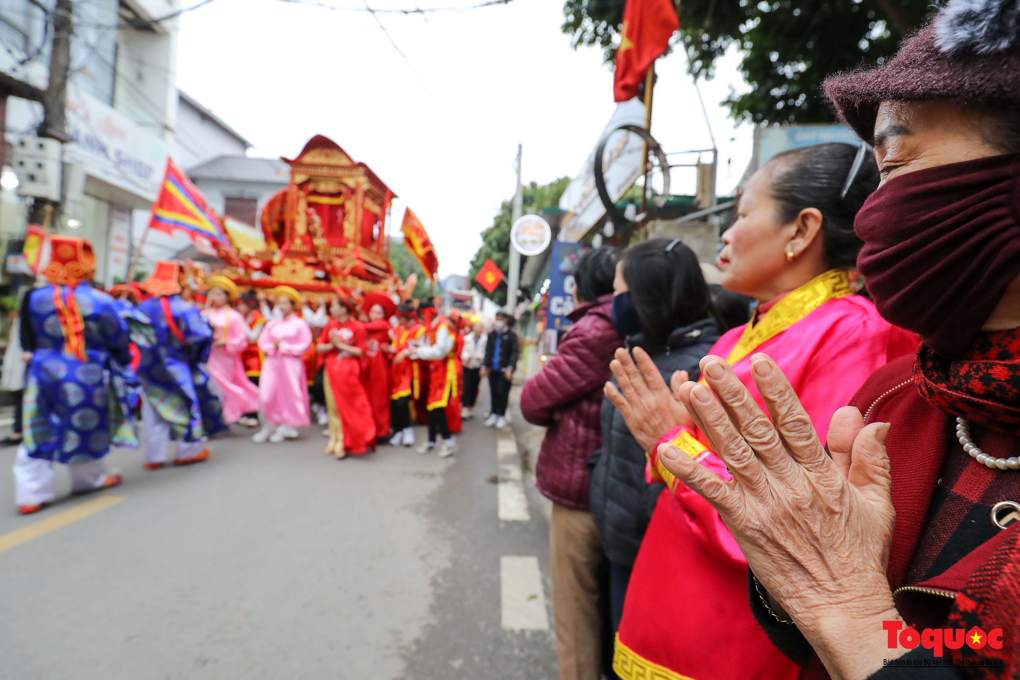 Hà Nội: Hàng ngàn người tham dự rước kiệu Bà tại Lễ hội đền Hai Bà Trưng - Ảnh 10.