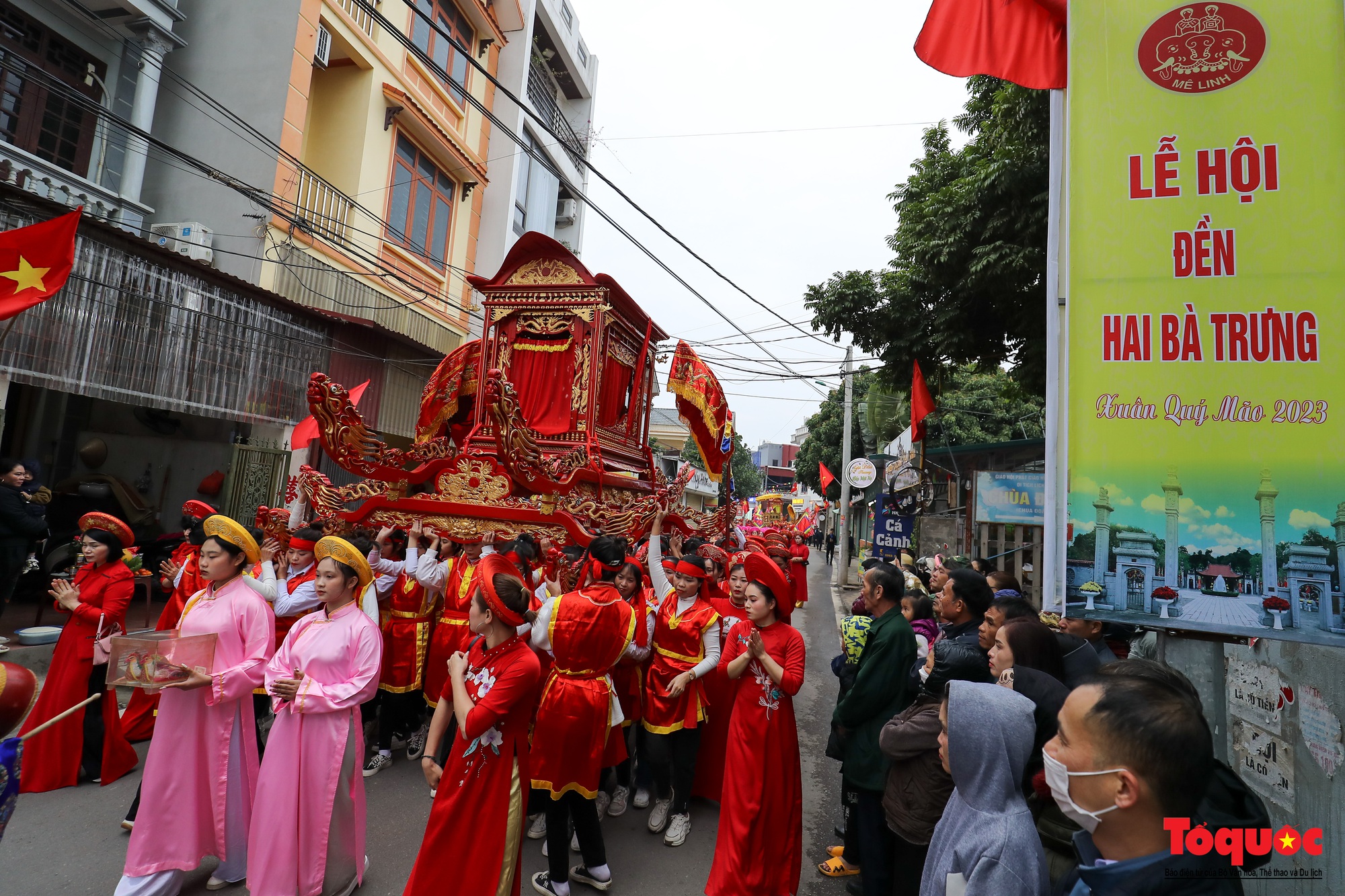 Hà Nội: Hàng ngàn người tham dự rước kiệu Bà tại Lễ hội đền Hai Bà Trưng - Ảnh 7.
