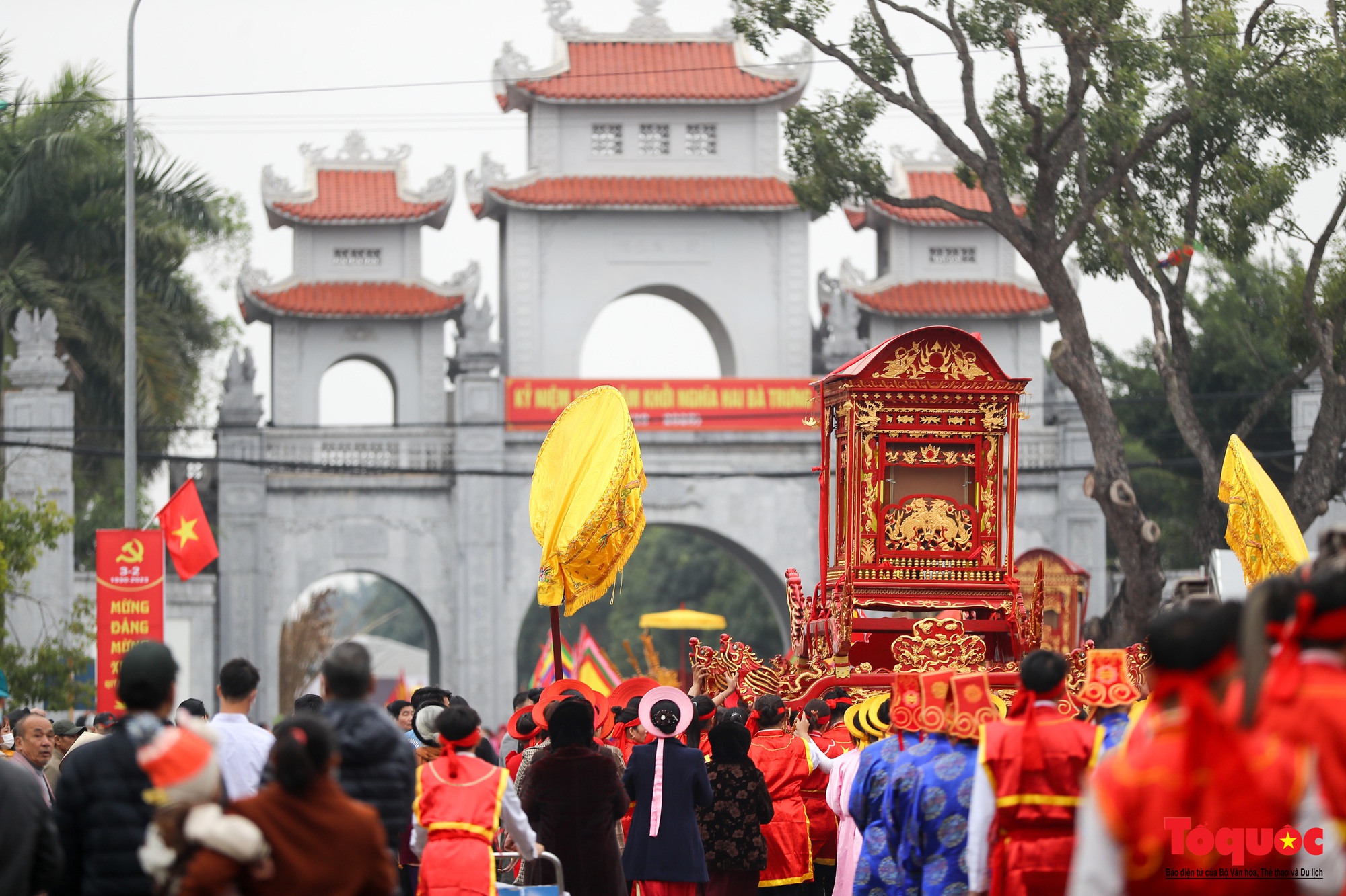 Hà Nội: Hàng ngàn người tham dự rước kiệu Bà tại Lễ hội đền Hai Bà Trưng - Ảnh 17.