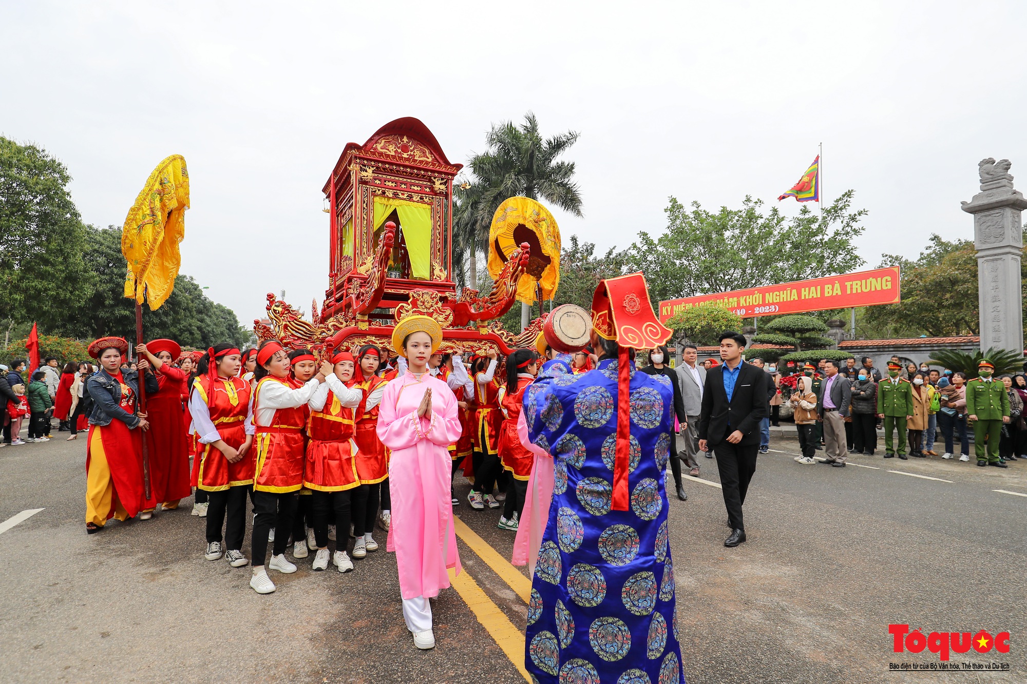 Hà Nội: Hàng ngàn người tham dự rước kiệu Bà tại Lễ hội đền Hai Bà Trưng - Ảnh 18.