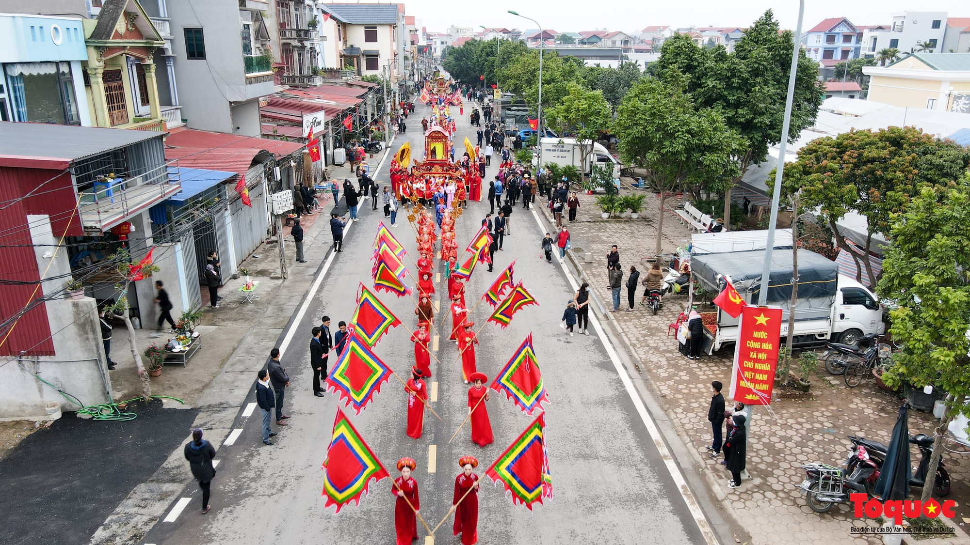 Hà Nội: Hàng ngàn người tham dự rước kiệu Bà tại Lễ hội đền Hai Bà Trưng - Ảnh 5.