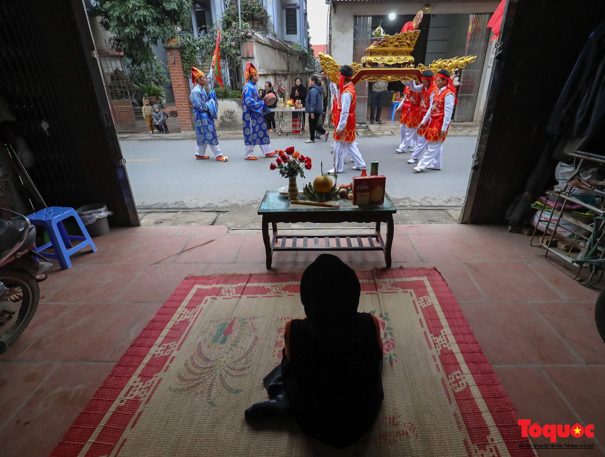 Hà Nội: Hàng ngàn người tham dự rước kiệu Bà tại Lễ hội đền Hai Bà Trưng - Ảnh 3.