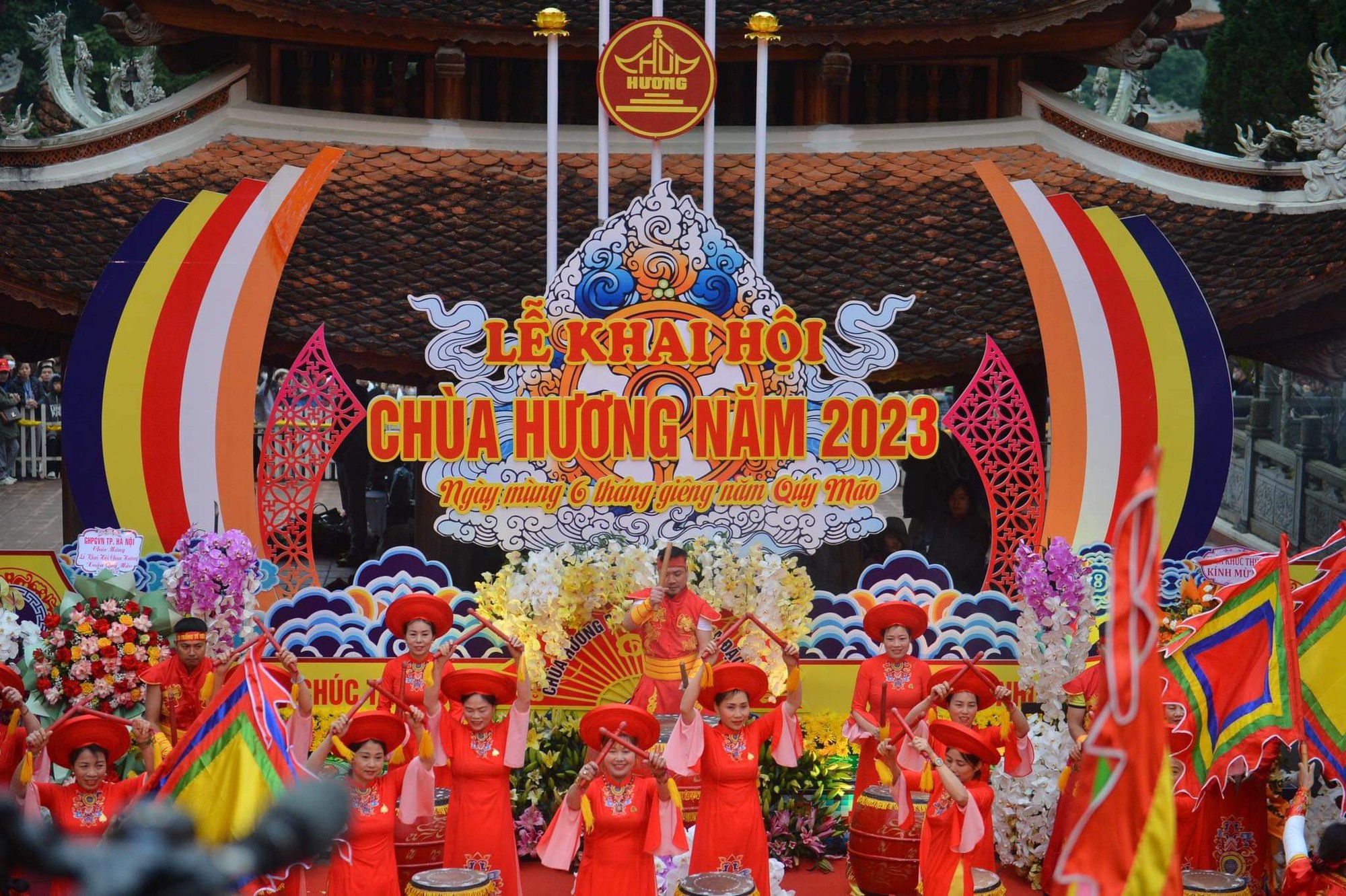 Hàng vạn người đổ về chùa Hương trong ngày khai hội