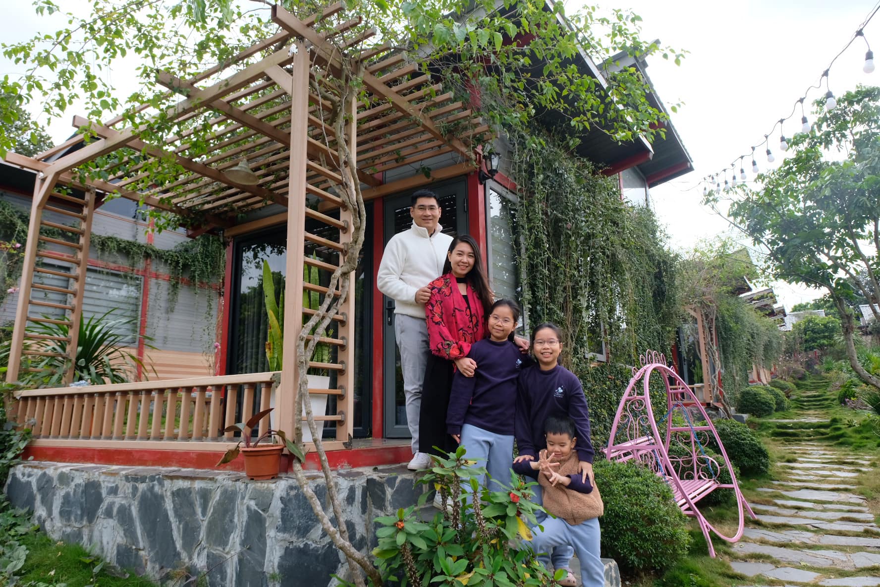 Gia đình mê du lịch mãn nhãn với sắc hoa tớ dày nhuộm hồng núi rừng Mộc Châu - Ảnh 3.