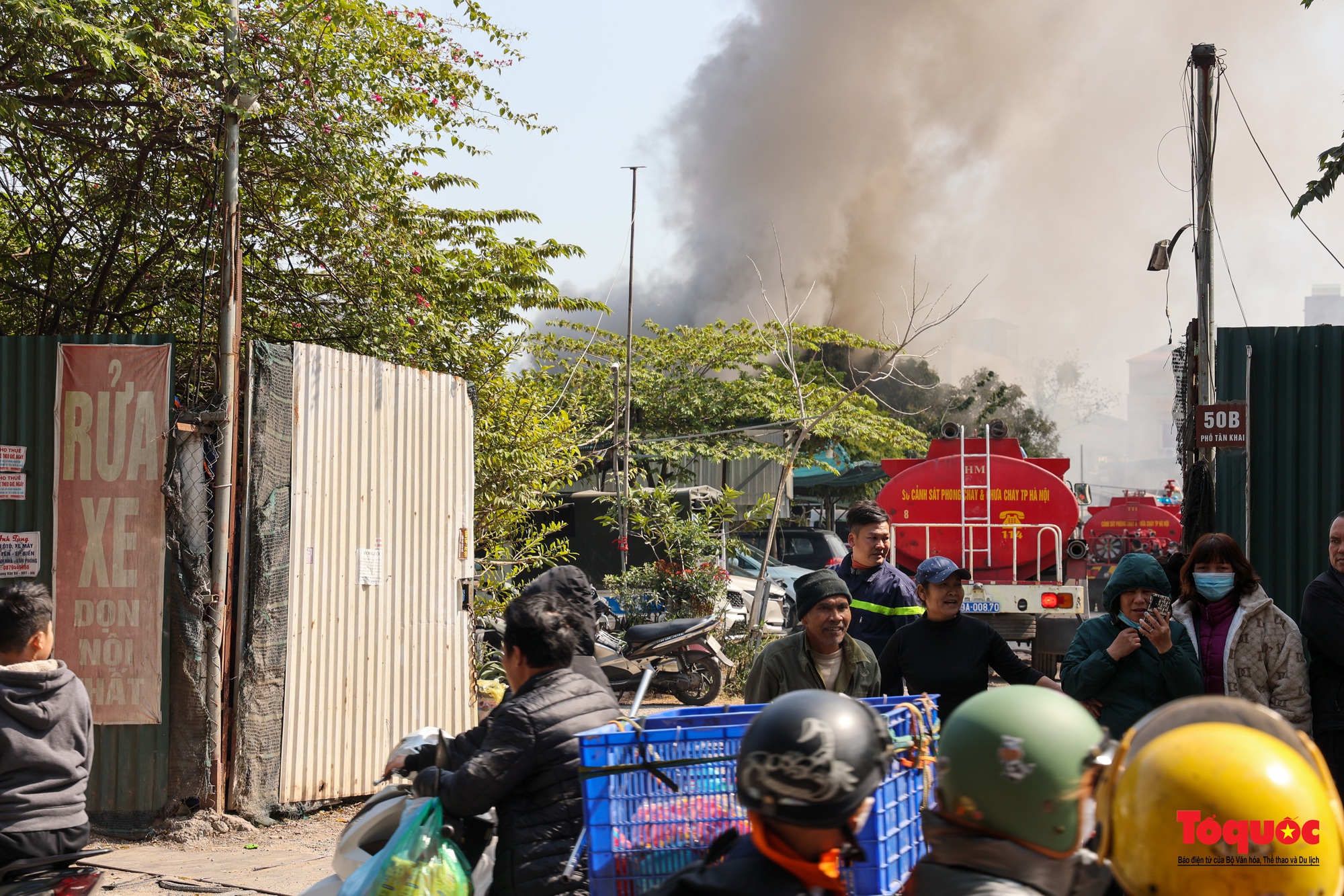 Cháy lớn kho hàng trên phố Tân Khai , khói bao trùm cả khu dân cư - Ảnh 3.