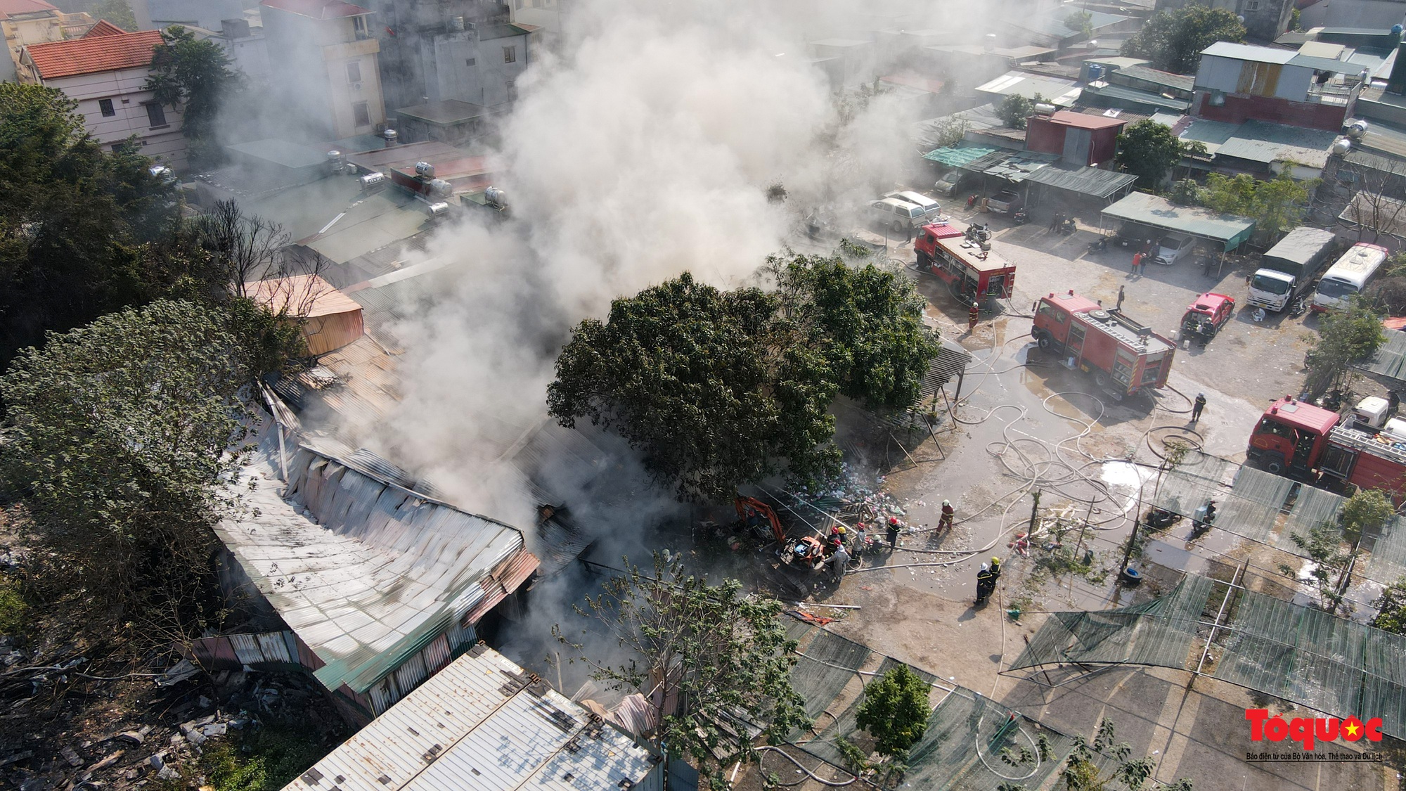 Cháy lớn kho hàng trên phố Tân Khai , khói bao trùm cả khu dân cư - Ảnh 6.