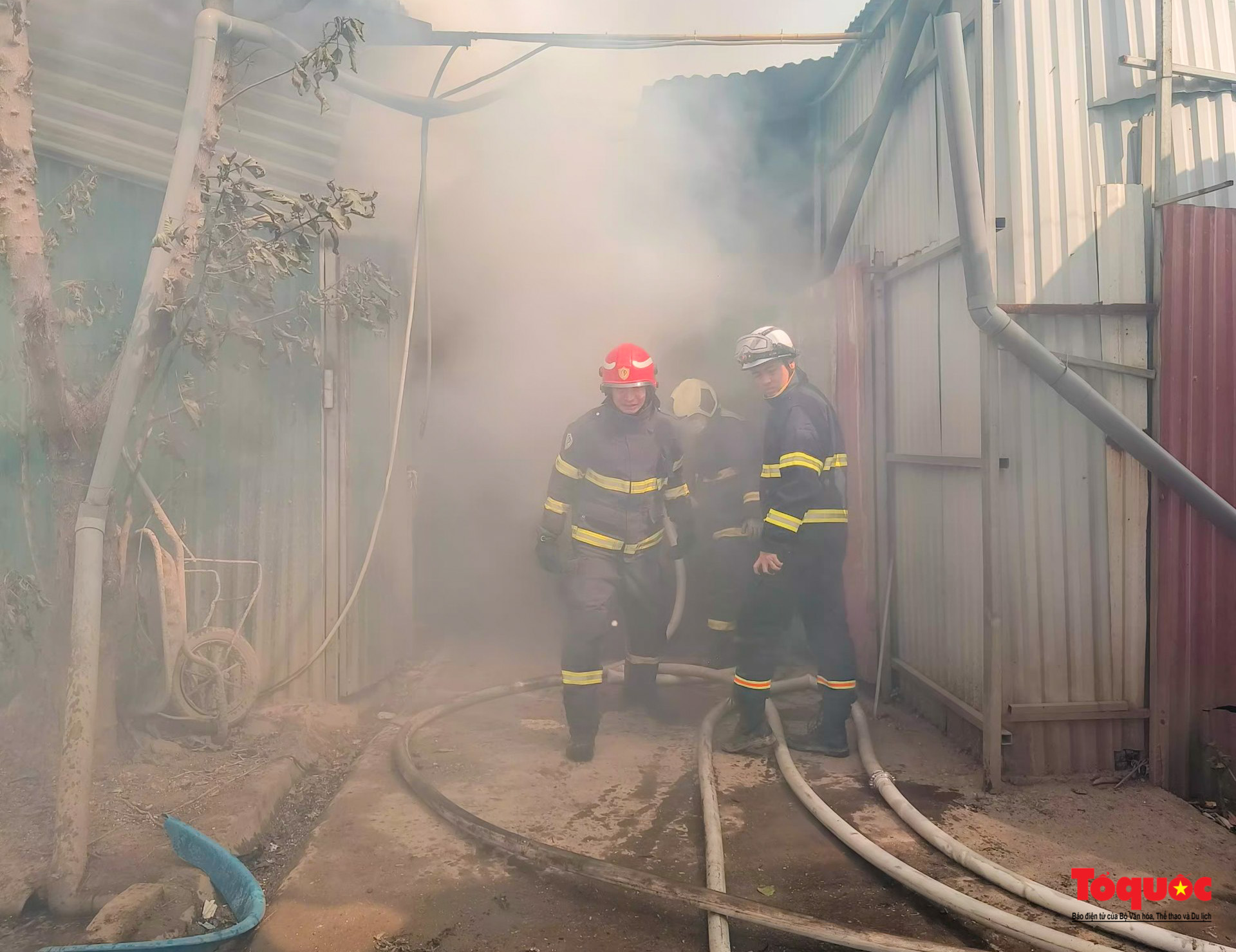 Cháy lớn kho hàng trên phố Tân Khai , khói bao trùm cả khu dân cư - Ảnh 14.