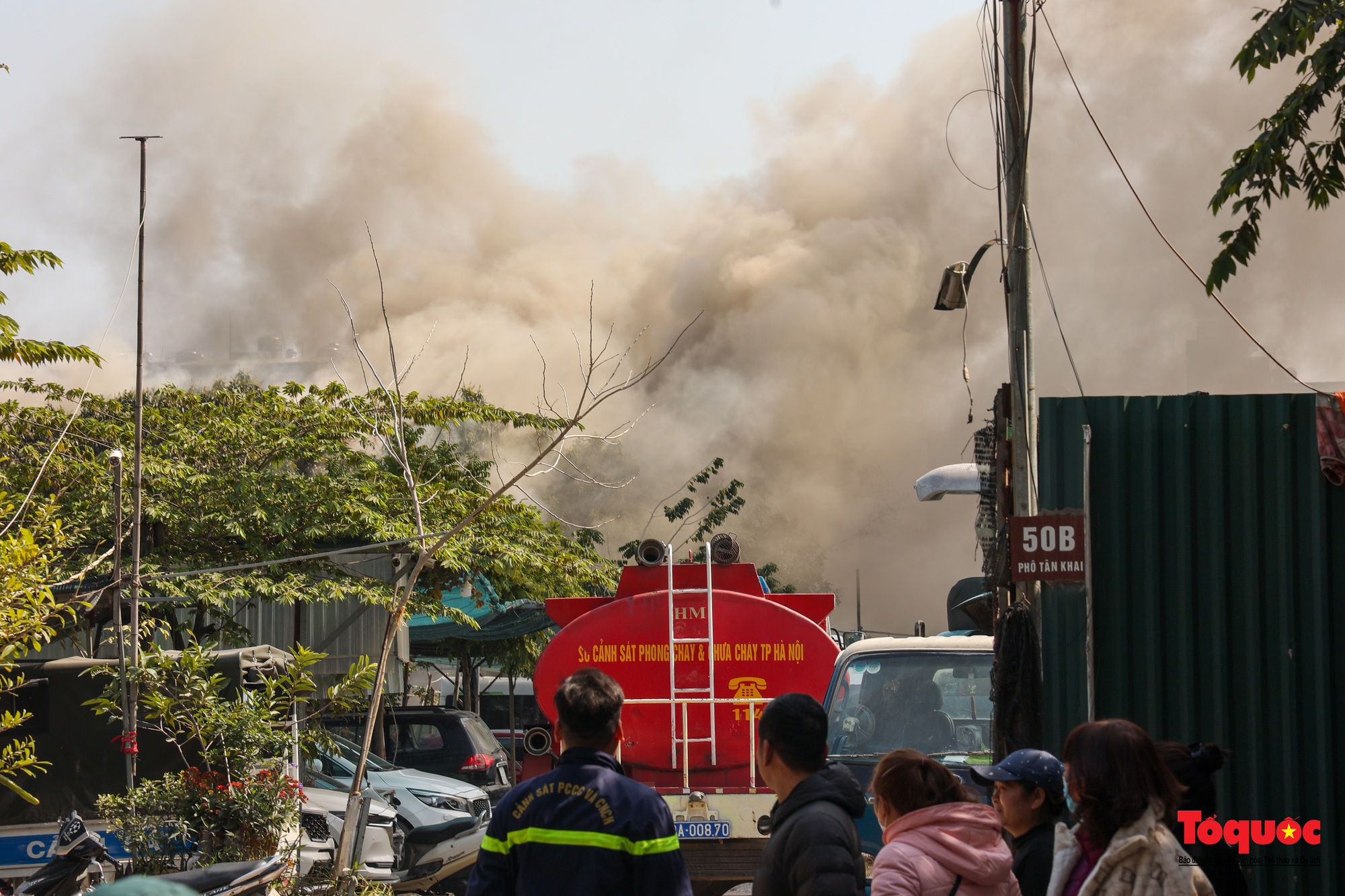 Cháy lớn kho hàng trên phố Tân Khai , khói bao trùm cả khu dân cư - Ảnh 7.