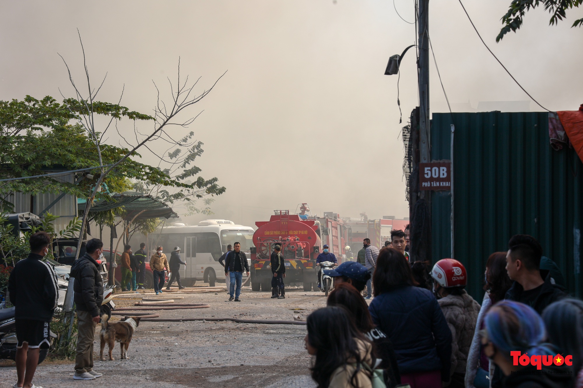 Cháy lớn kho hàng trên phố Tân Khai , khói bao trùm cả khu dân cư - Ảnh 5.