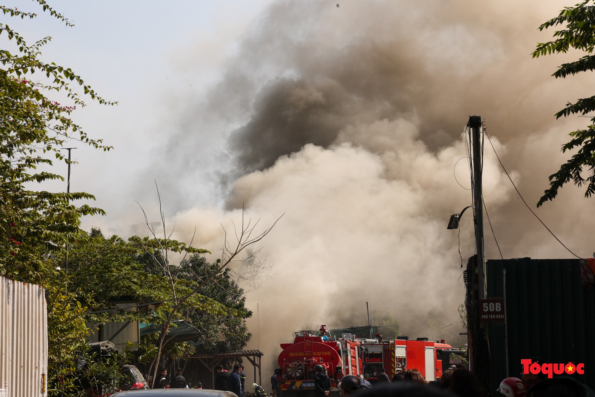 Cháy lớn kho hàng trên phố Tân Khai , khói bao trùm cả khu dân cư - Ảnh 2.