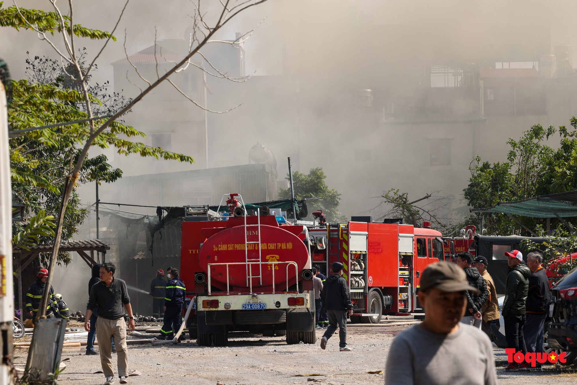 Cháy lớn kho hàng trên phố Tân Khai , khói bao trùm cả khu dân cư - Ảnh 12.