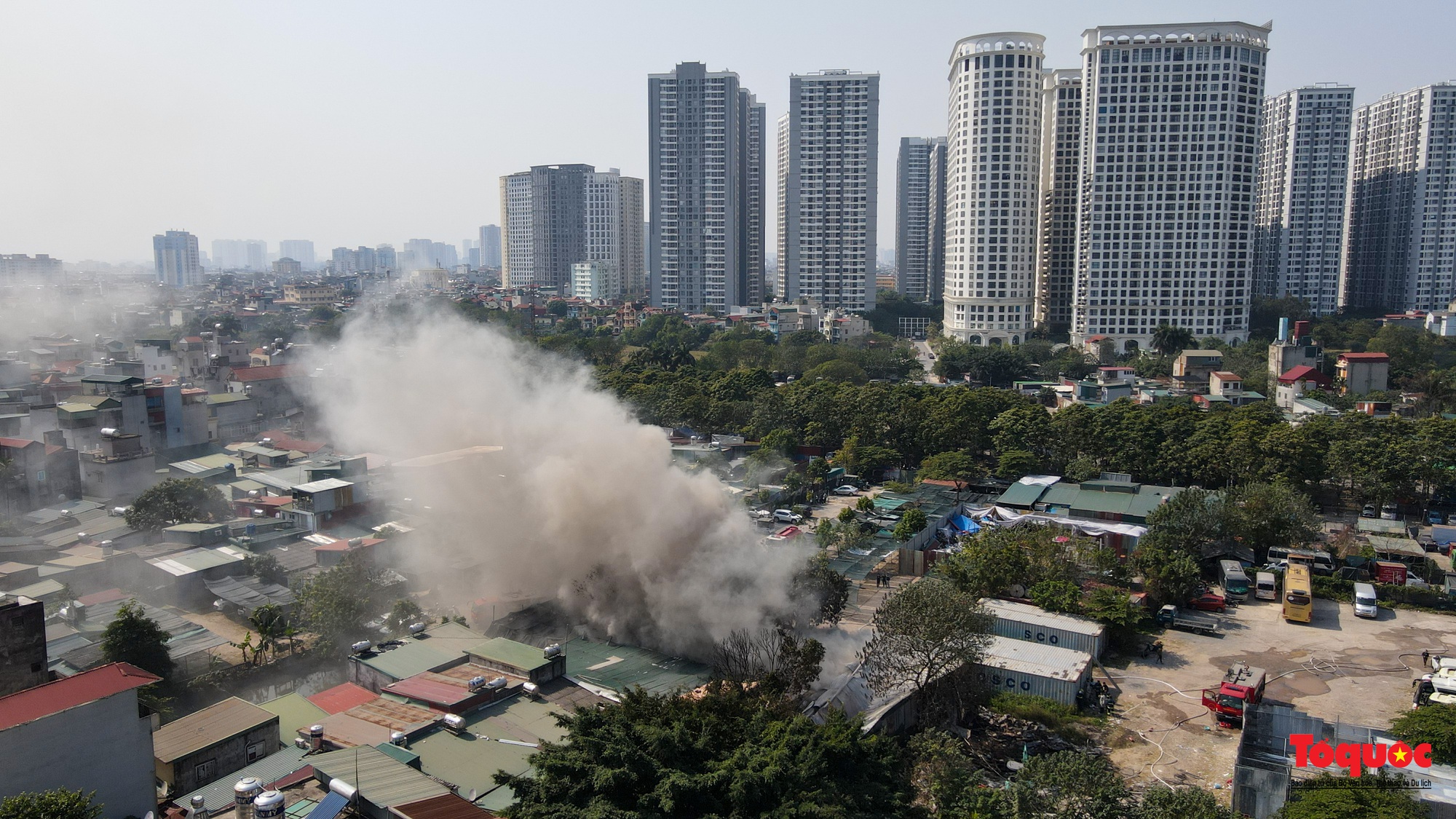 Cháy lớn kho hàng trên phố Tân Khai , khói bao trùm cả khu dân cư - Ảnh 1.