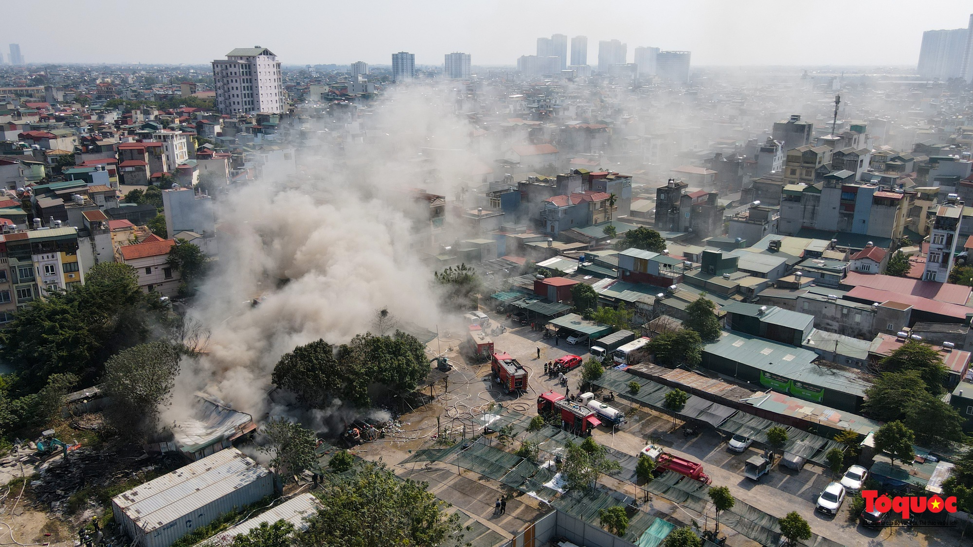 Cháy lớn kho hàng trên phố Tân Khai , khói bao trùm cả khu dân cư - Ảnh 13.
