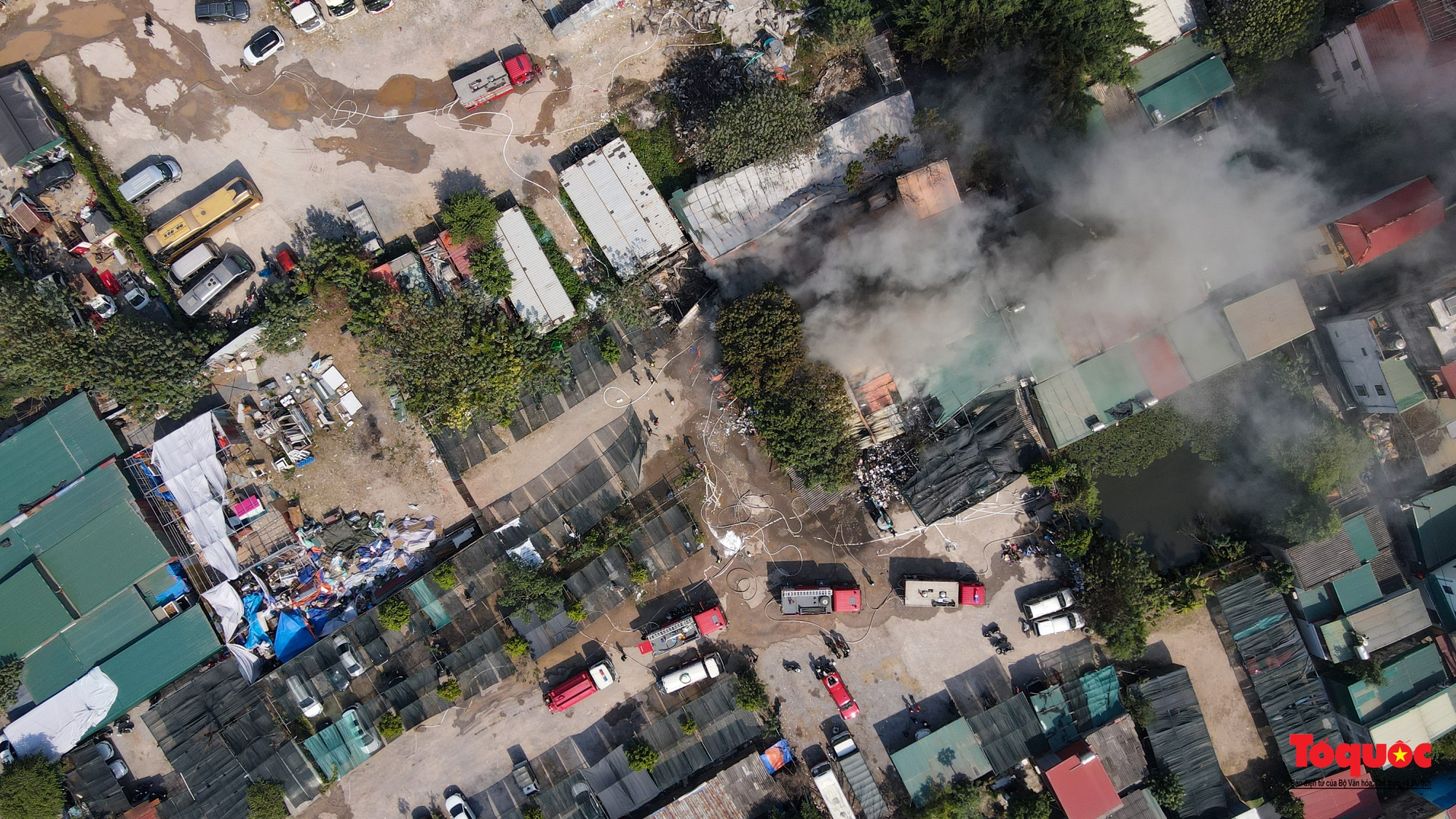 Cháy lớn kho hàng trên phố Tân Khai , khói bao trùm cả khu dân cư - Ảnh 8.