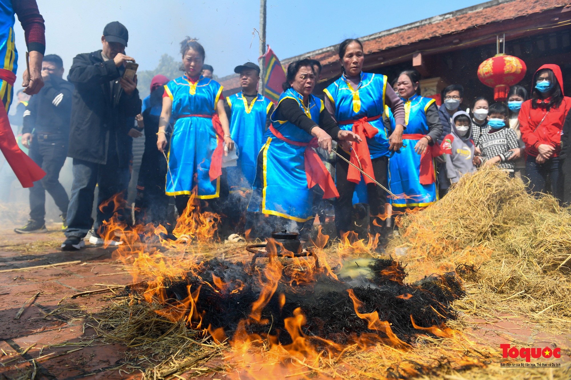 Dân làng Thị Cấm thi kéo lửa thổi cơm ngày đầu Xuân - Ảnh 7.